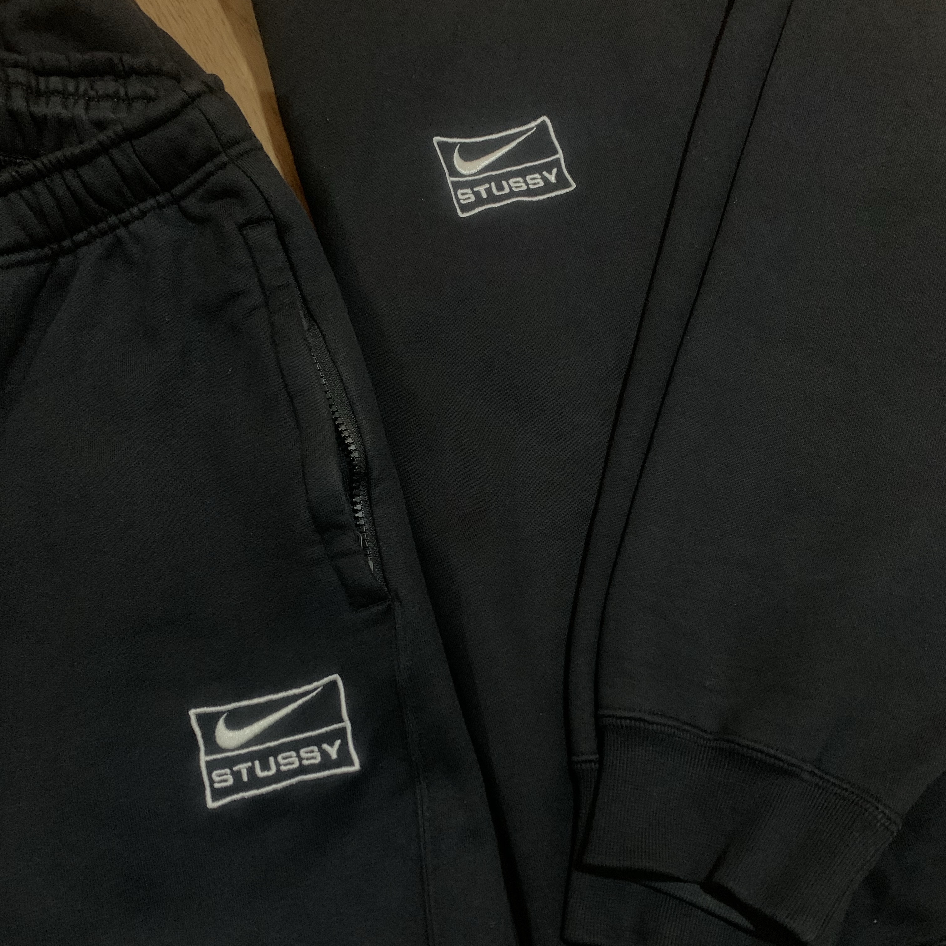 Nike x Stussy NRG Washed Fleece Crewneck Black (DO5310-010), Nike x Stussy NRG Washed Fleece Pants Black (DO5296-010) μ°©μ© μ€νμΌ