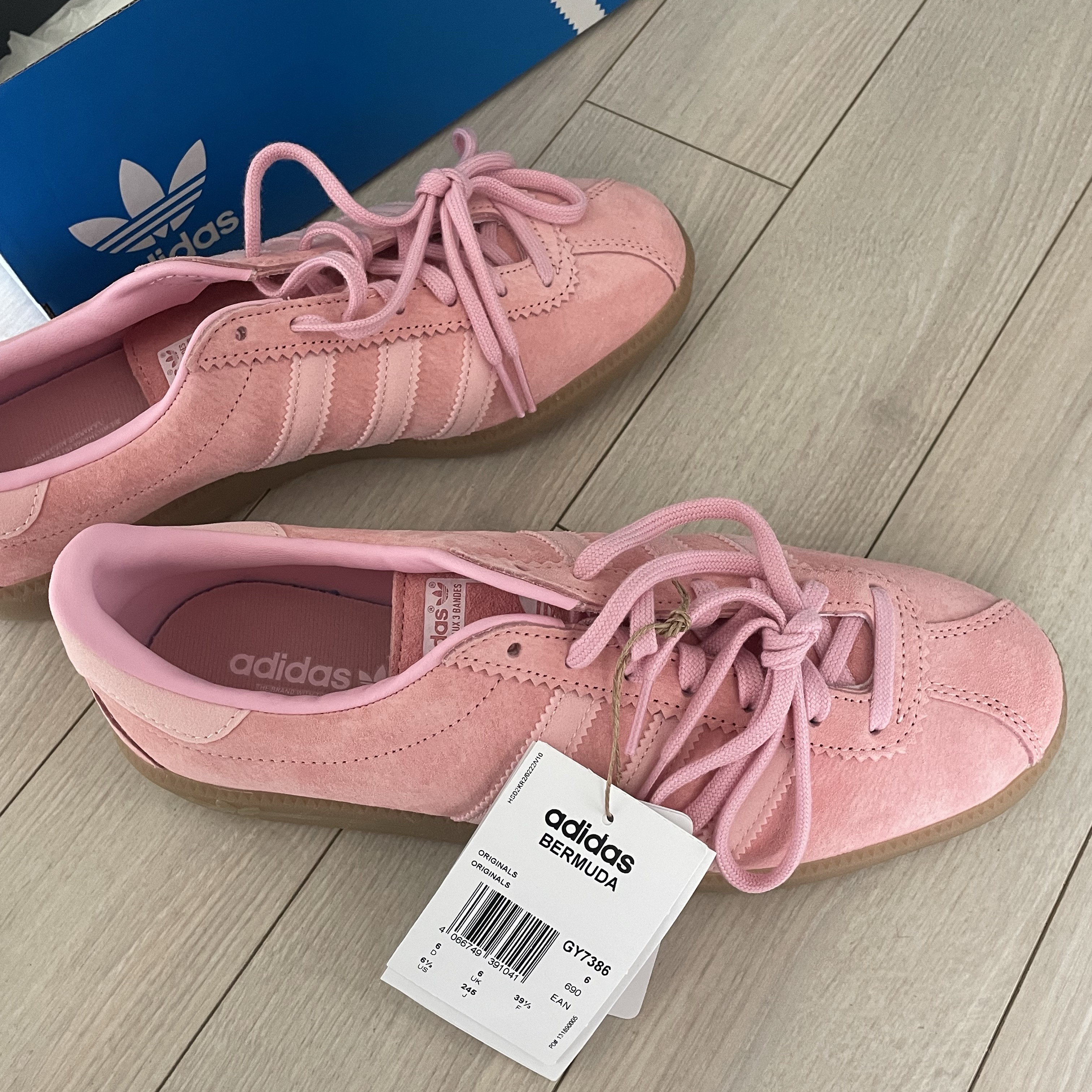 Adidas Bermuda Glow Pink 착용 스타일