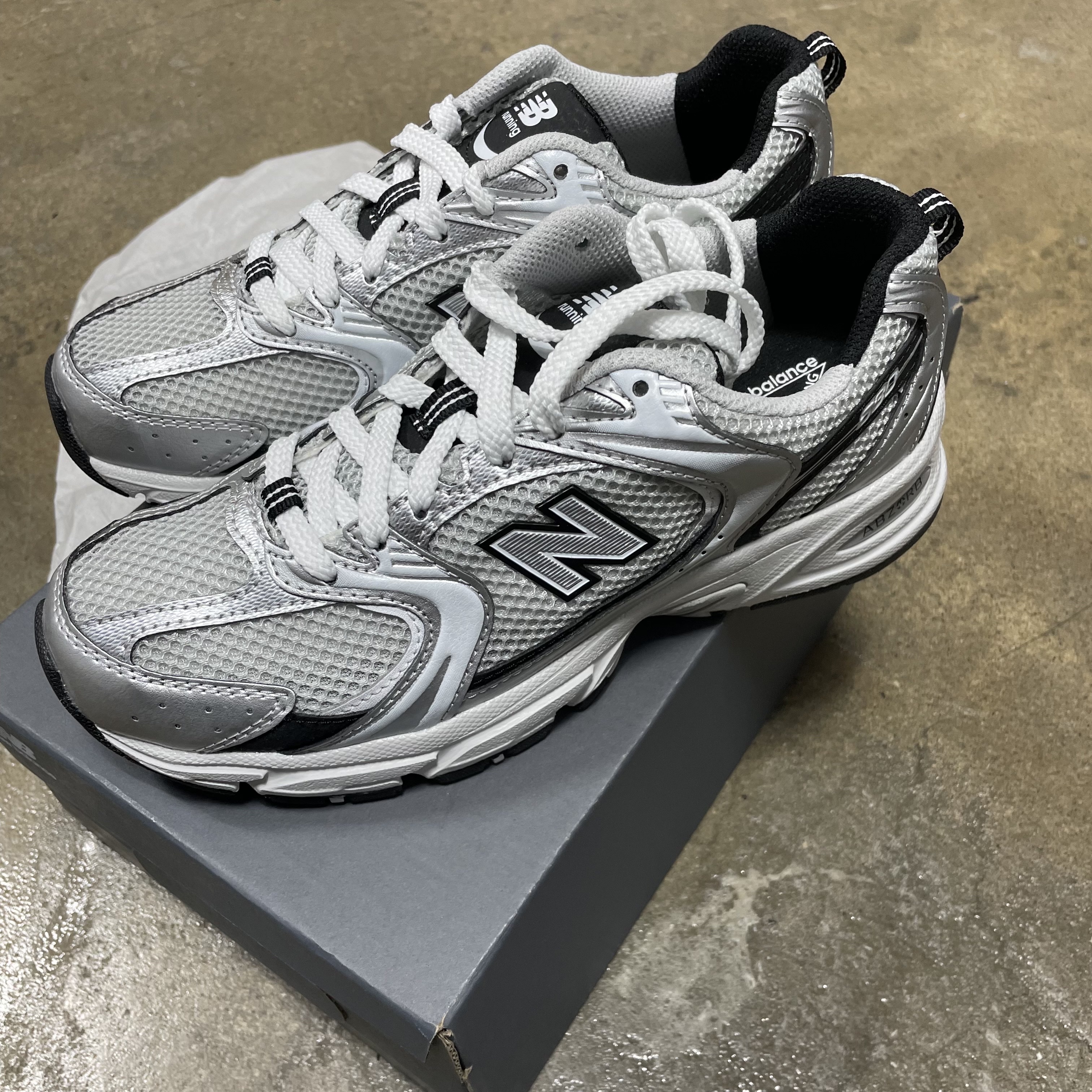 New Balance 530 Silver Grey 착용 스타일