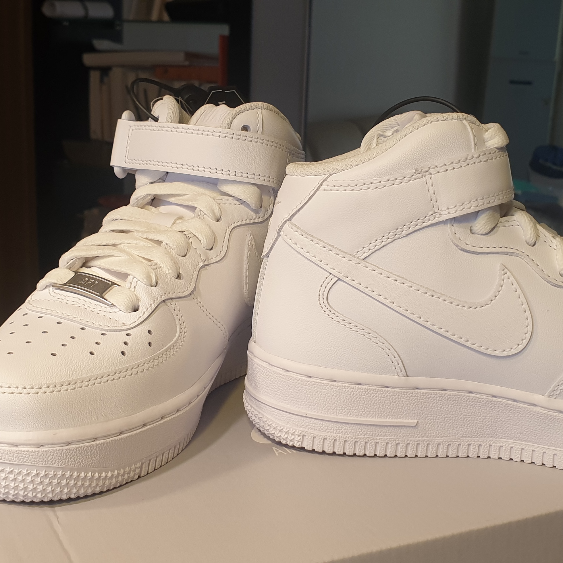 (W) Nike Air Force 1 '07 Mid White 착용 스타일 - 2