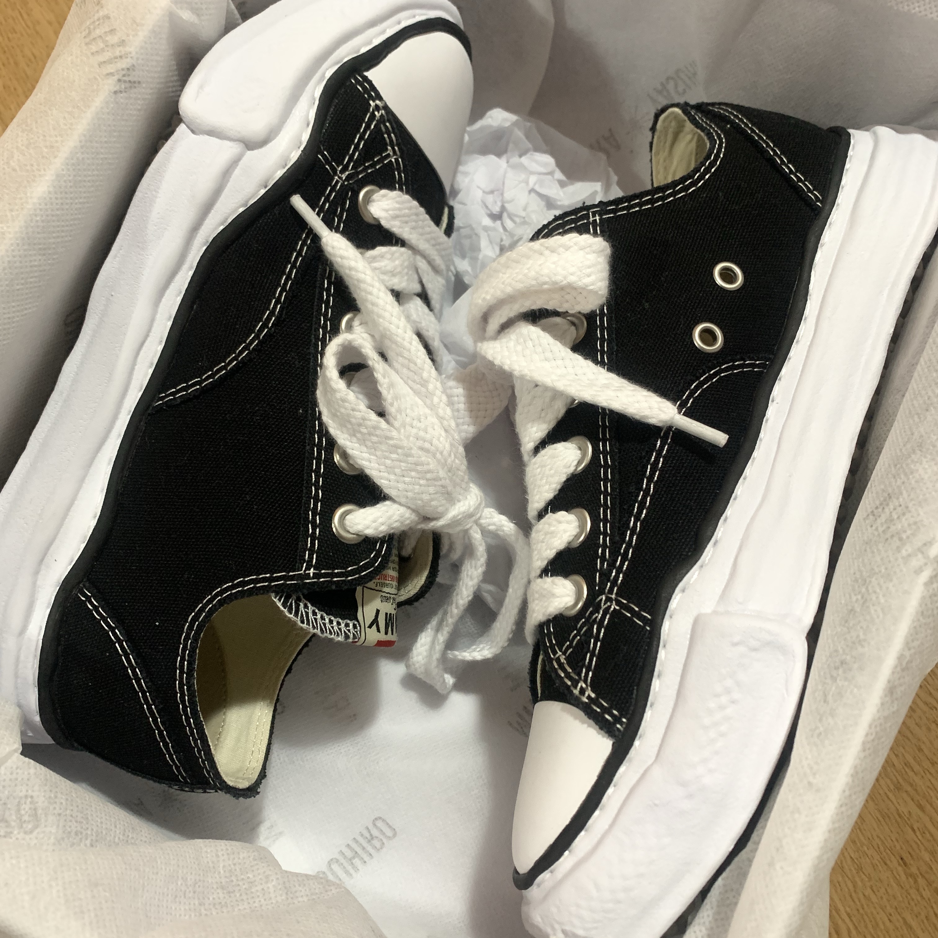Maison Mihara Yasuhiro Peterson OG Sole Canvas Low Sneakers Black 착용 스타일 - 3
