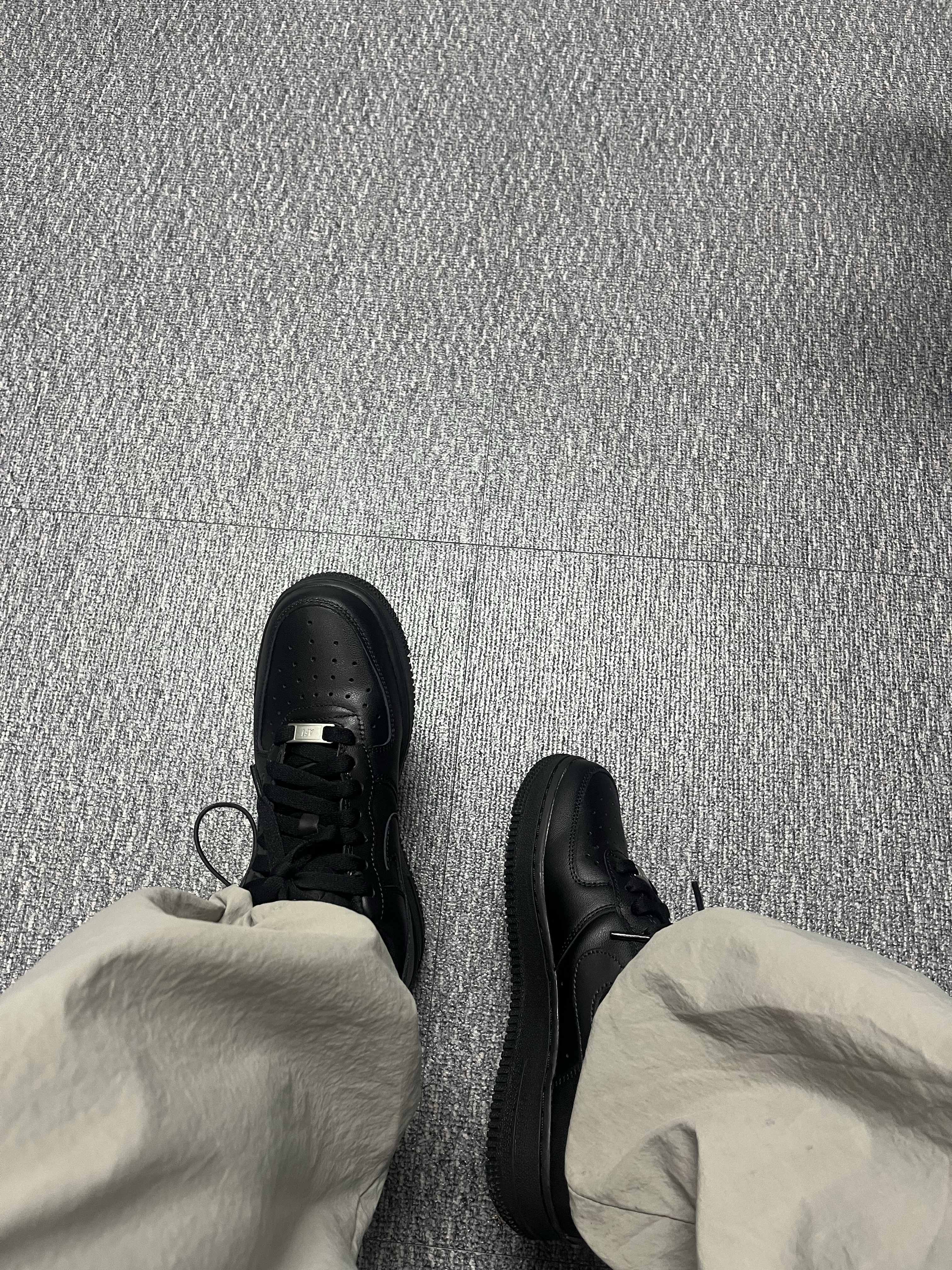 (W) Nike Air Force 1 '07 Low Triple Black 착용 스타일
