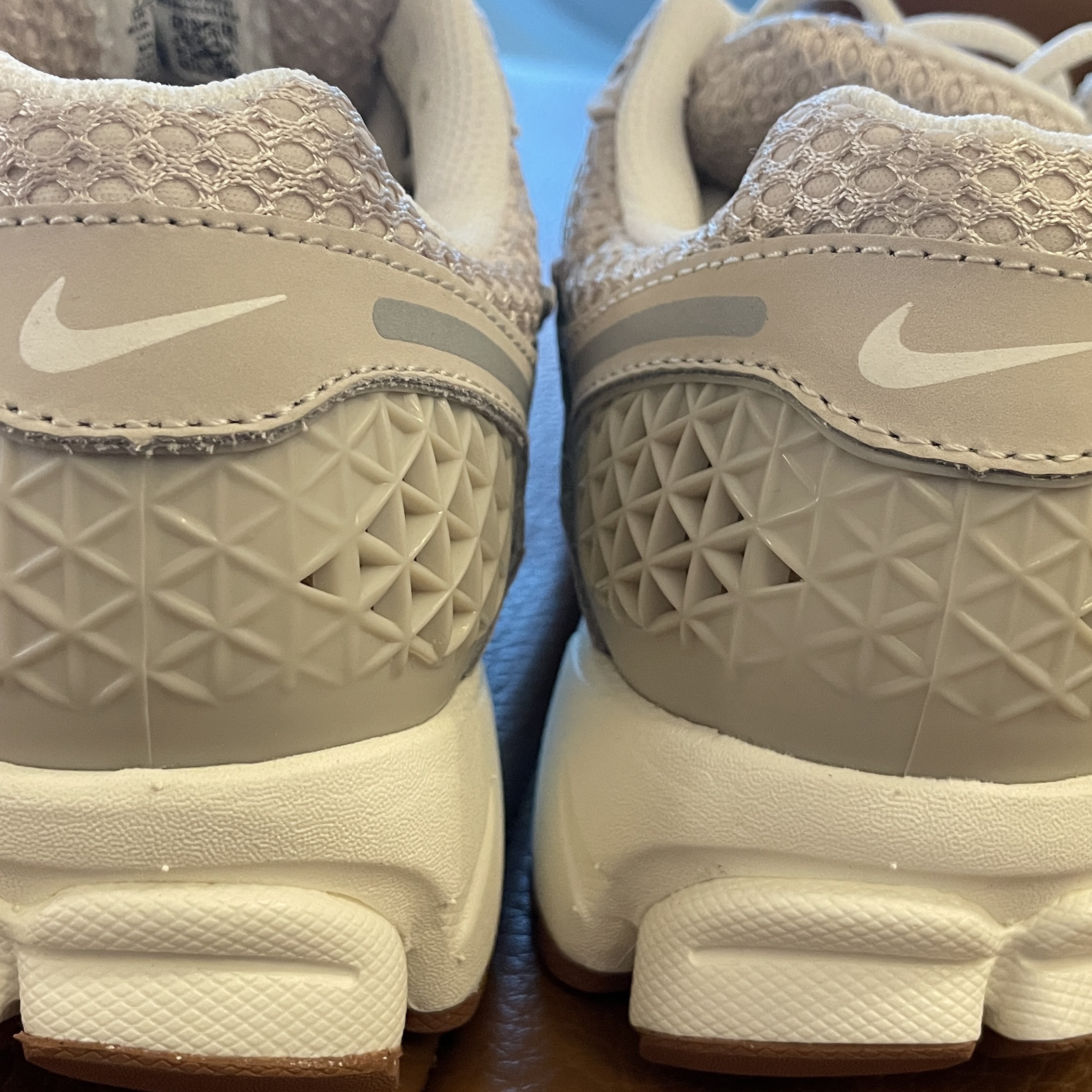 (W) Nike Zoom Vomero 5 Light Orewood Brown 착용 스타일 - 2