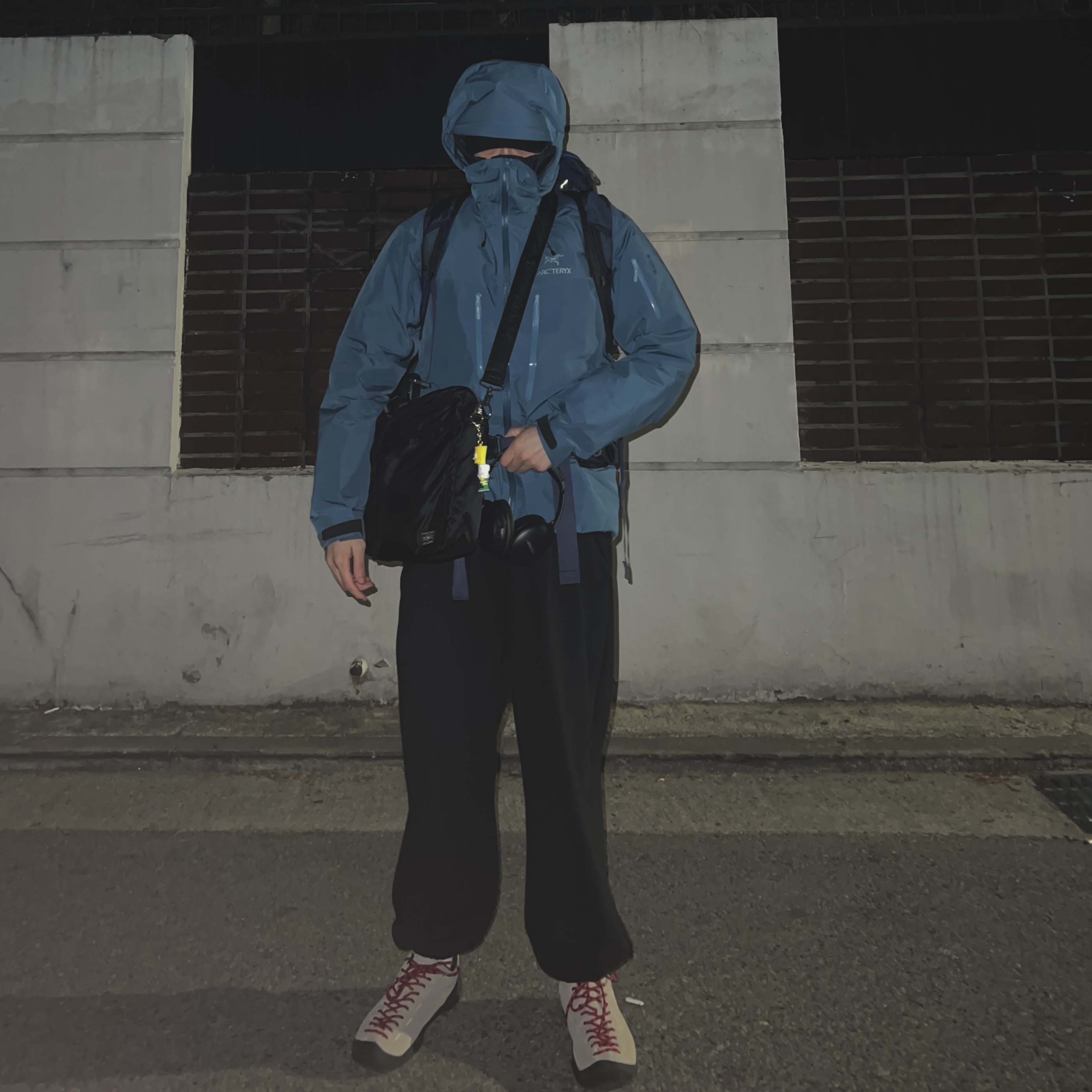 Arc'teryx Alpha SV Jacket Vitality, Keen Jasper Suede Sneakers Silver Mink 착용 스타일 - 2