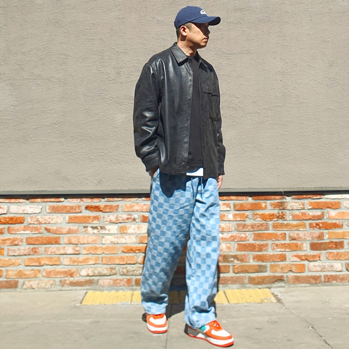 Nike Air Force 1 '07 LV8 Athletic Club Rush Orange Washed Teal, Emis New Logo Emis Cap Navy 착용 스타일 - 2