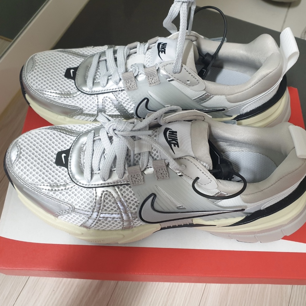 Nike V2K Run Summit White Metallic Silver 착용 스타일