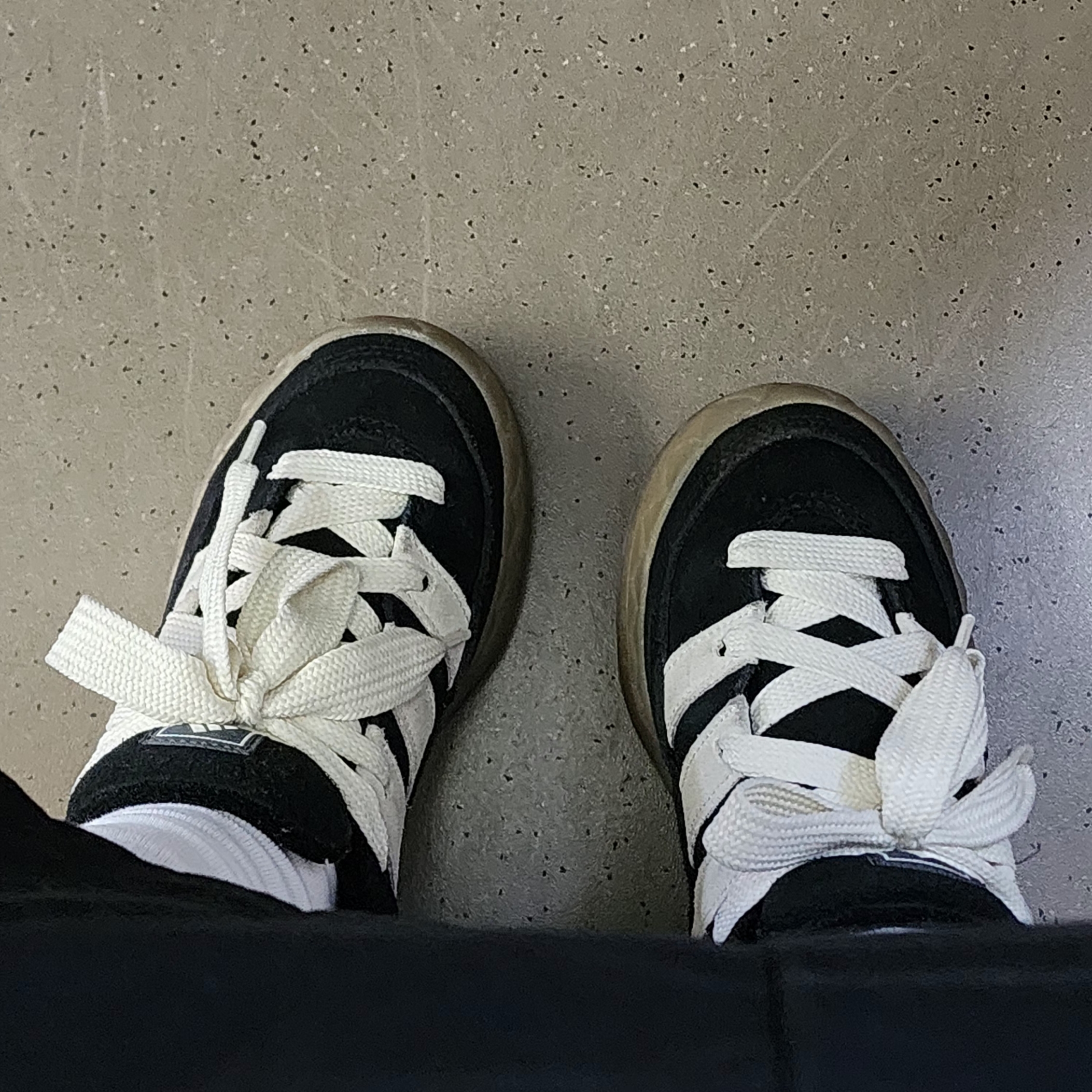 Adidas Adimatic Core Black Off White 착용 스타일 - 1