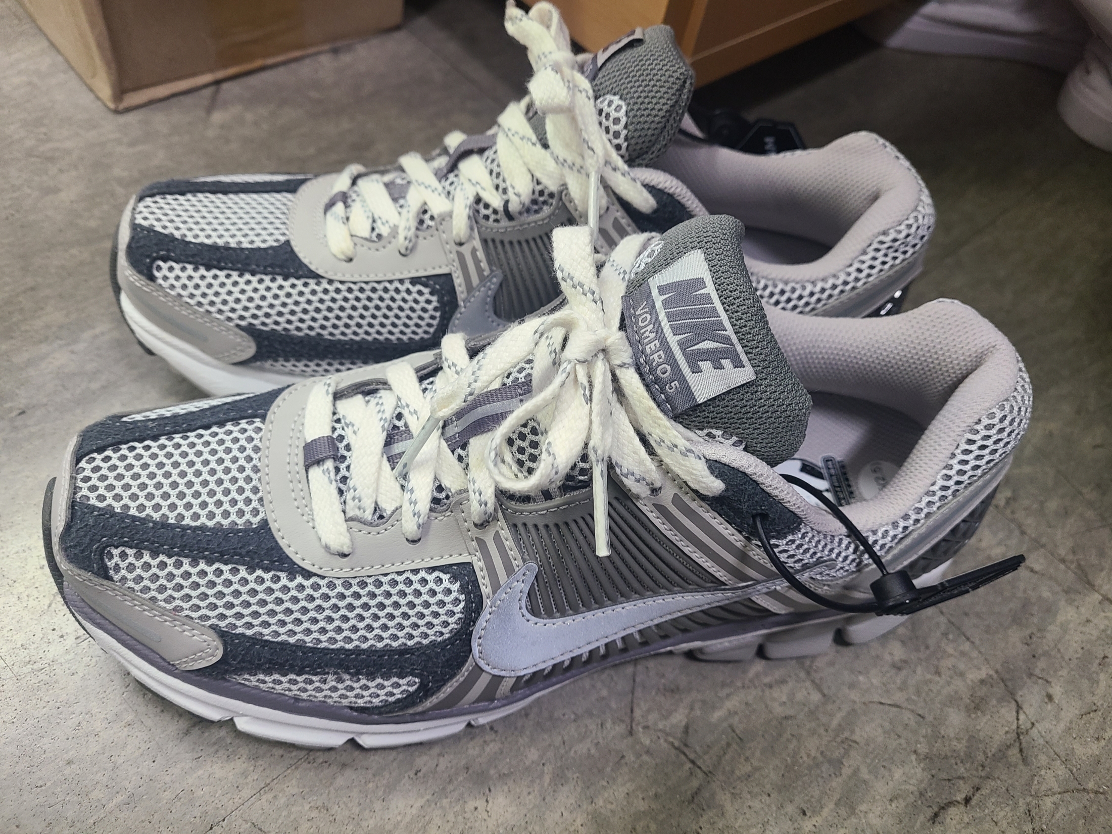 Nike Zoom Vomero 5 PRM Light Iron Ore and Flat Fewter 착용 스타일 - 2