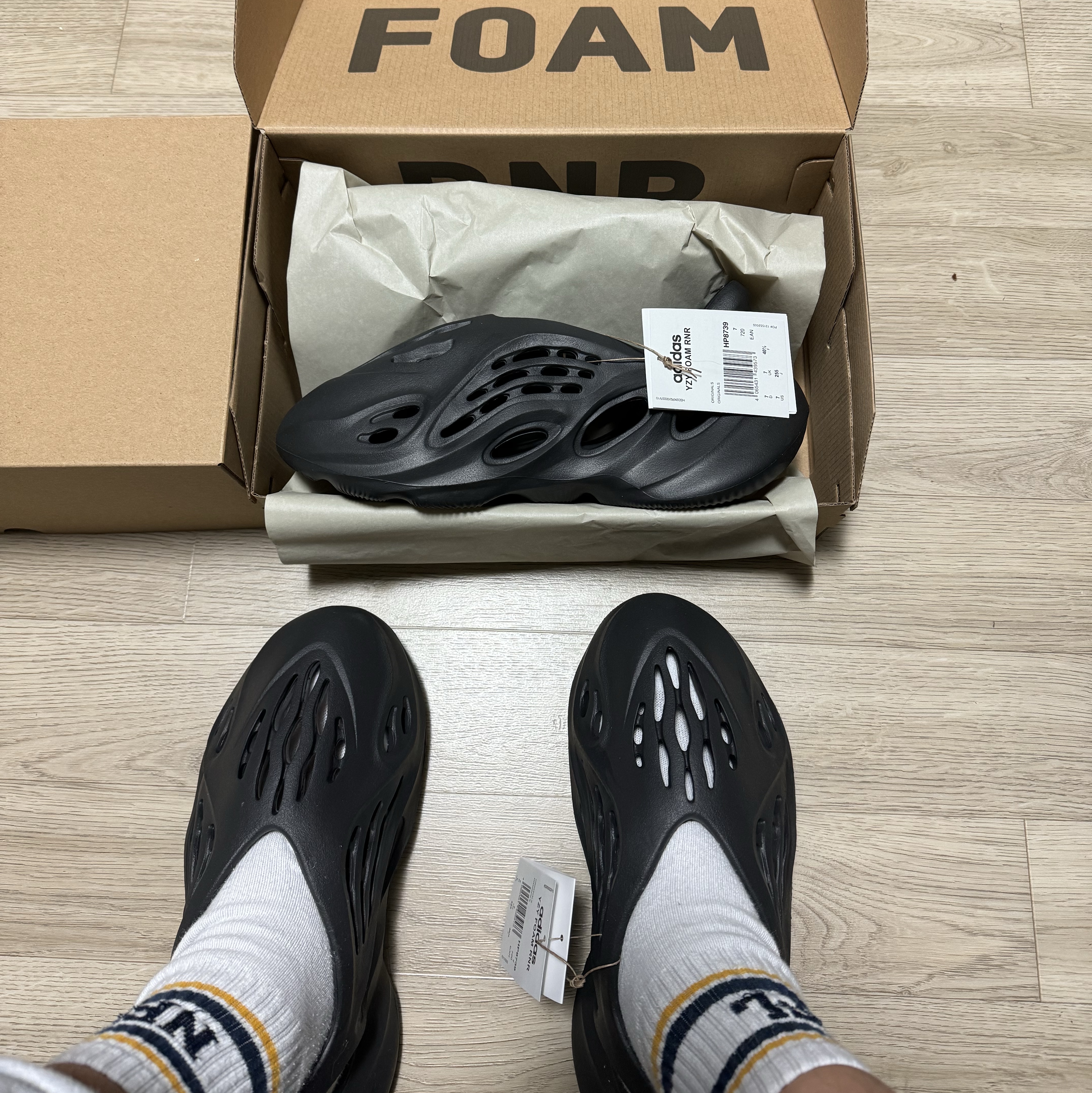 Adidas Yeezy Foam RNNR Onyx 착용 스타일