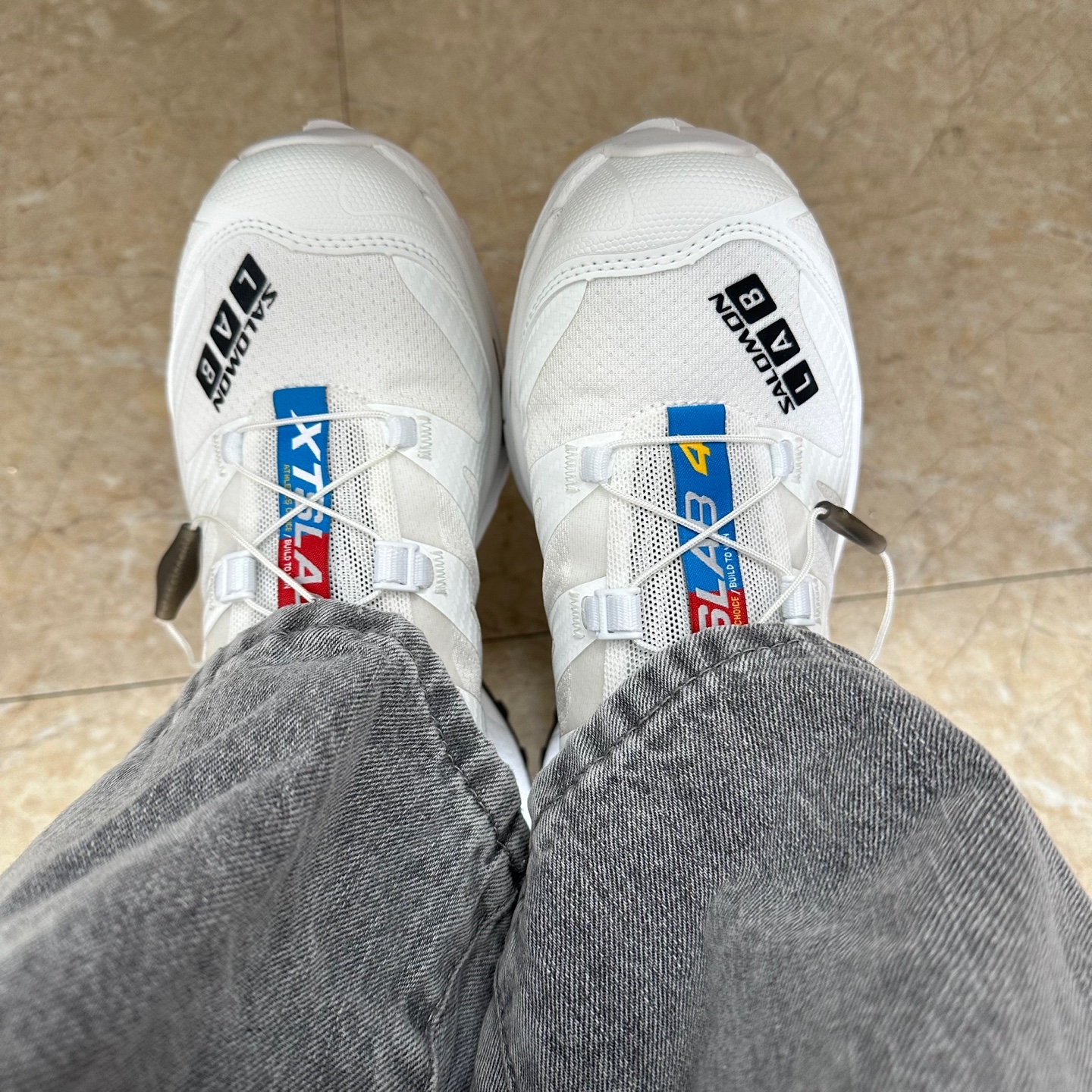 Salomon XT-4 White Lunar Rock 착용 스타일