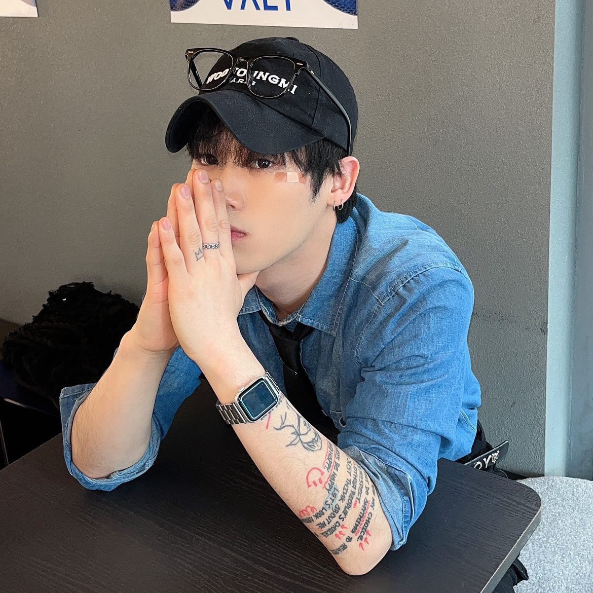 Wooyoungmi White Embroidered Logo Ball Cap Black 착용 스타일