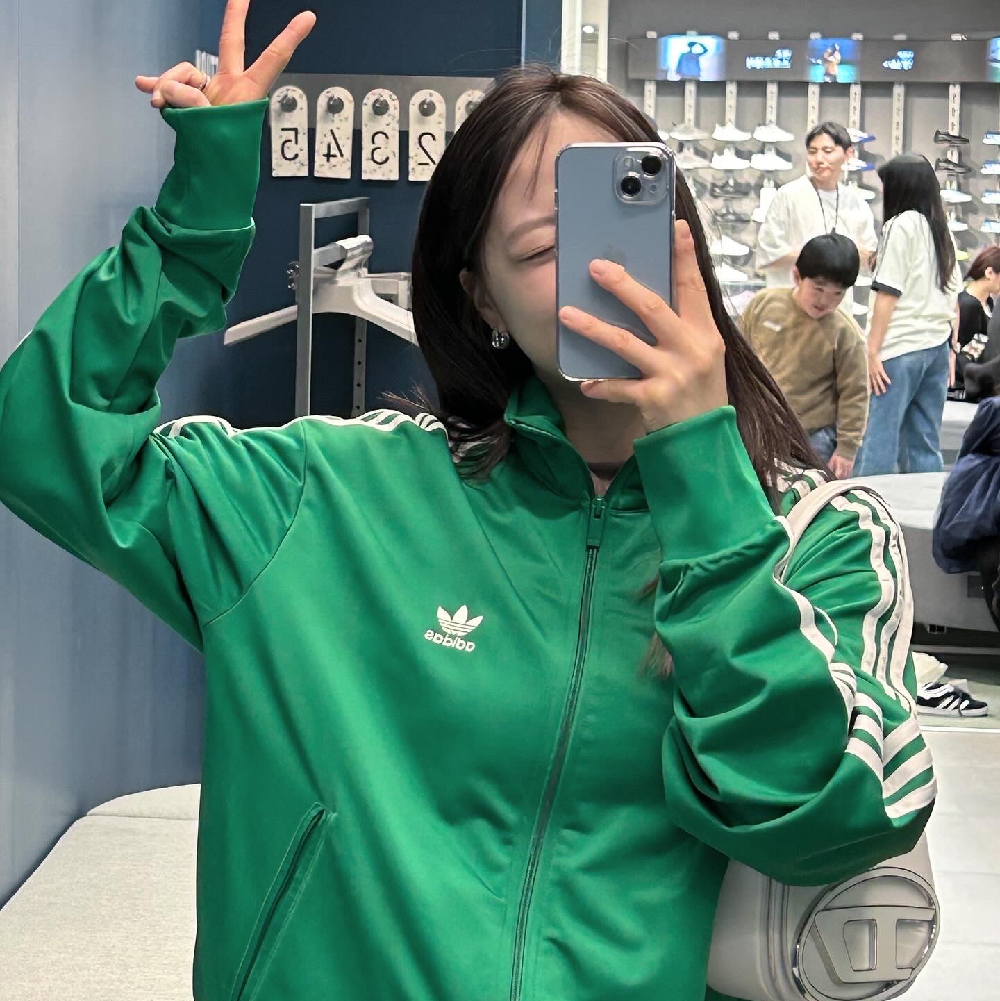 Diesel 1DR Shoulder Bag in Nappa Leather White, Adidas Originals Beckenbauer Track Jacket Shadow Green - KR Sizing 착용 스타일