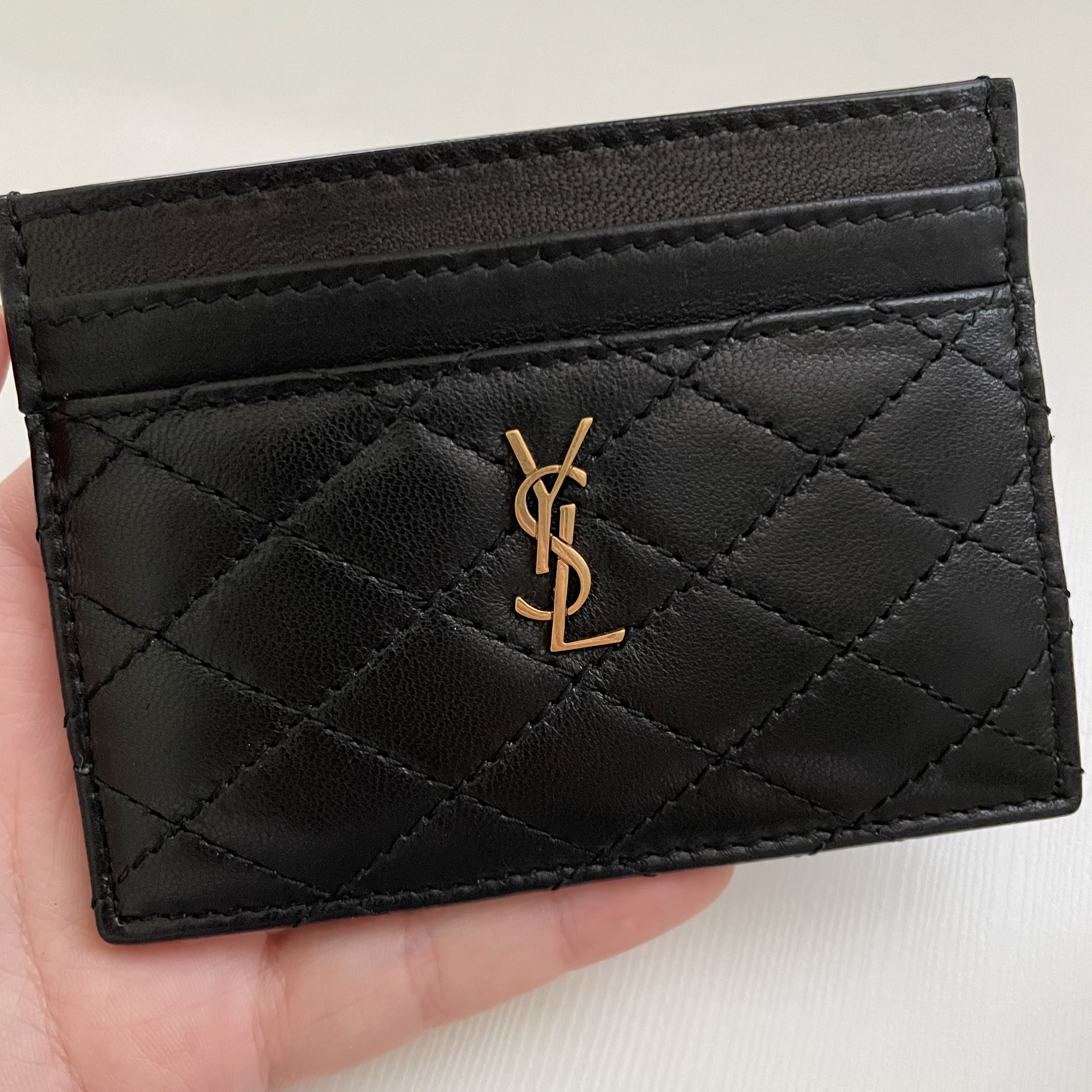 Saint Laurent Gaby Card Case in Quilted Lambskin Black 착용 스타일 - 1