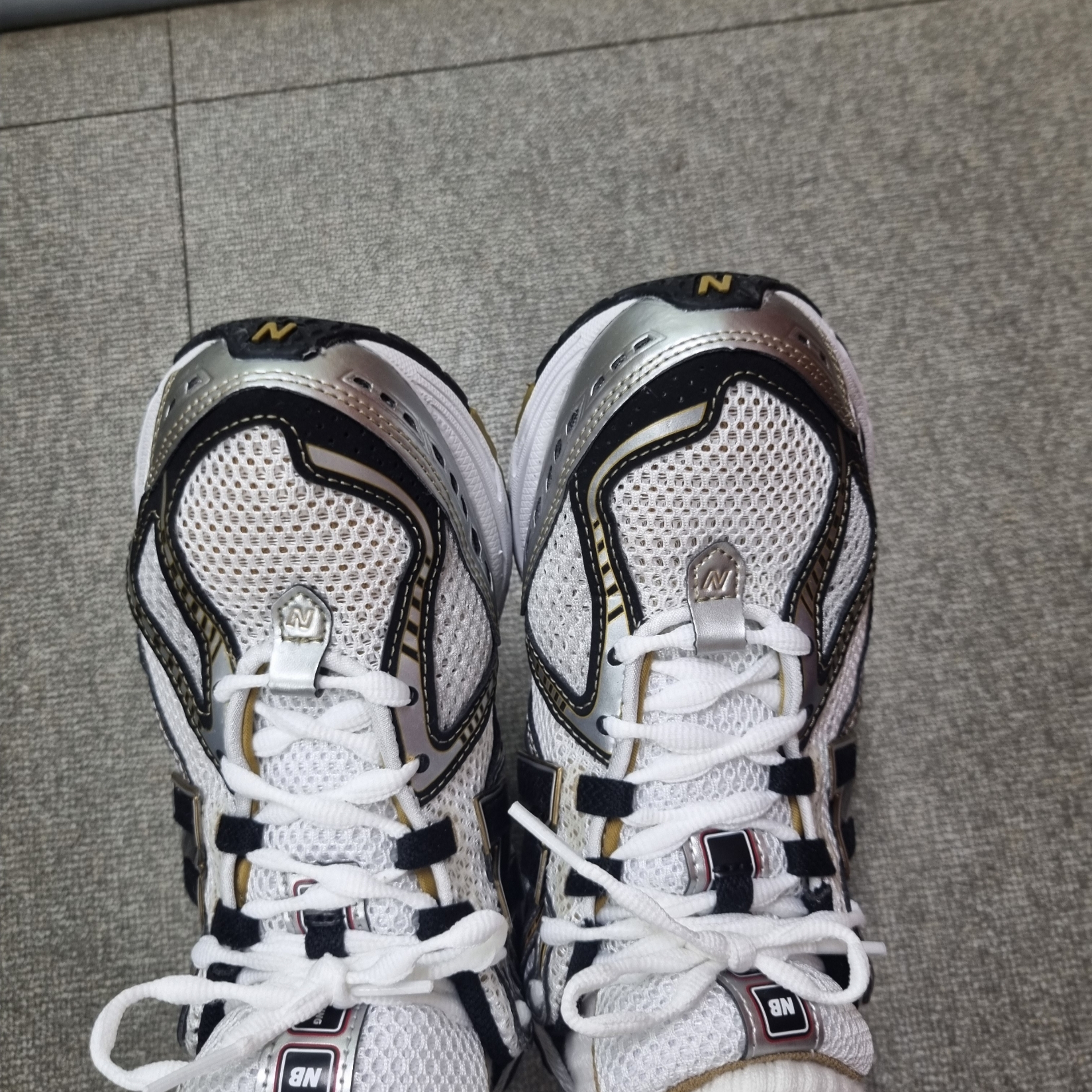 New Balance 1906R White Gold 착용 스타일 - 1