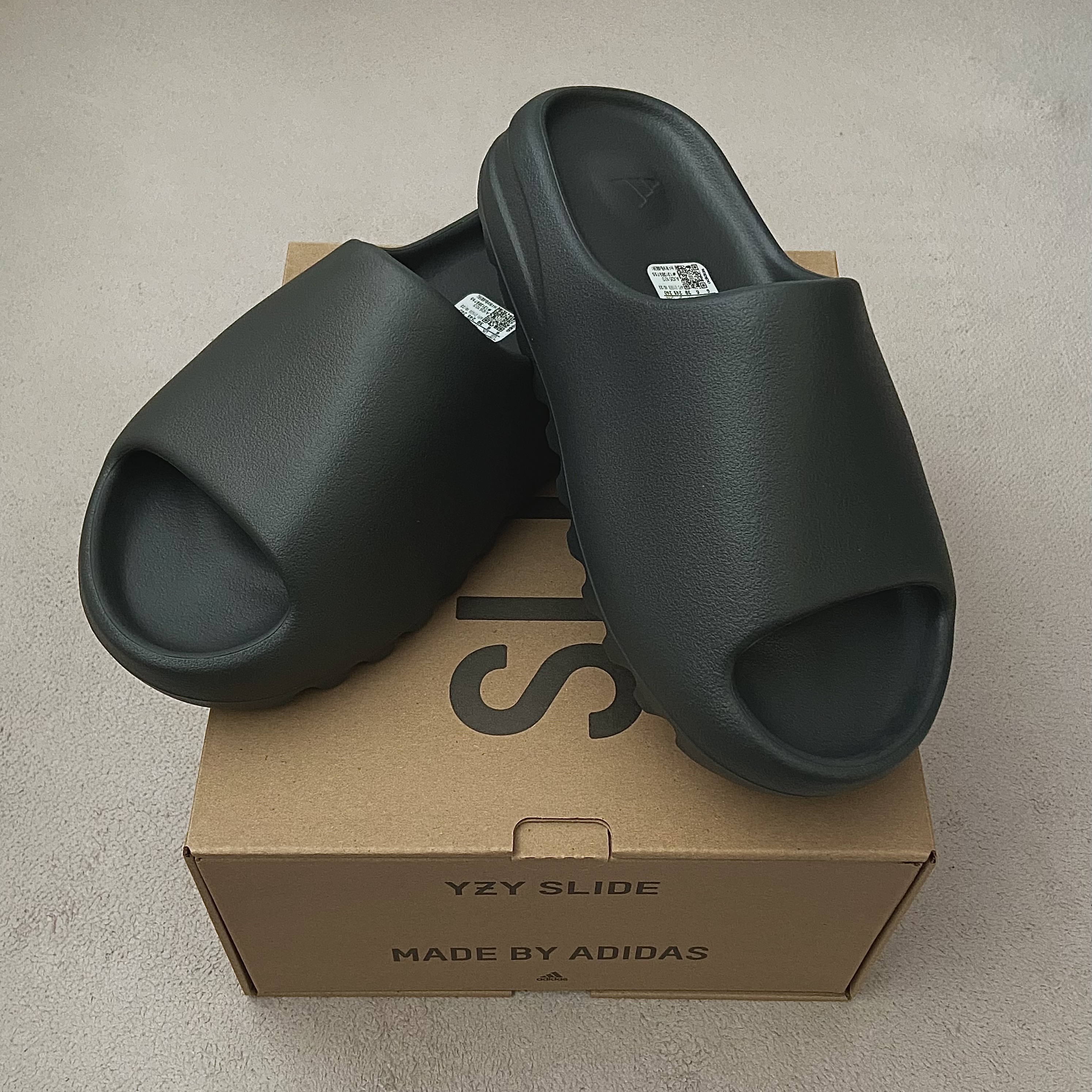 Adidas Yeezy Slide Dark Onyx 2024 착용 스타일 - 2