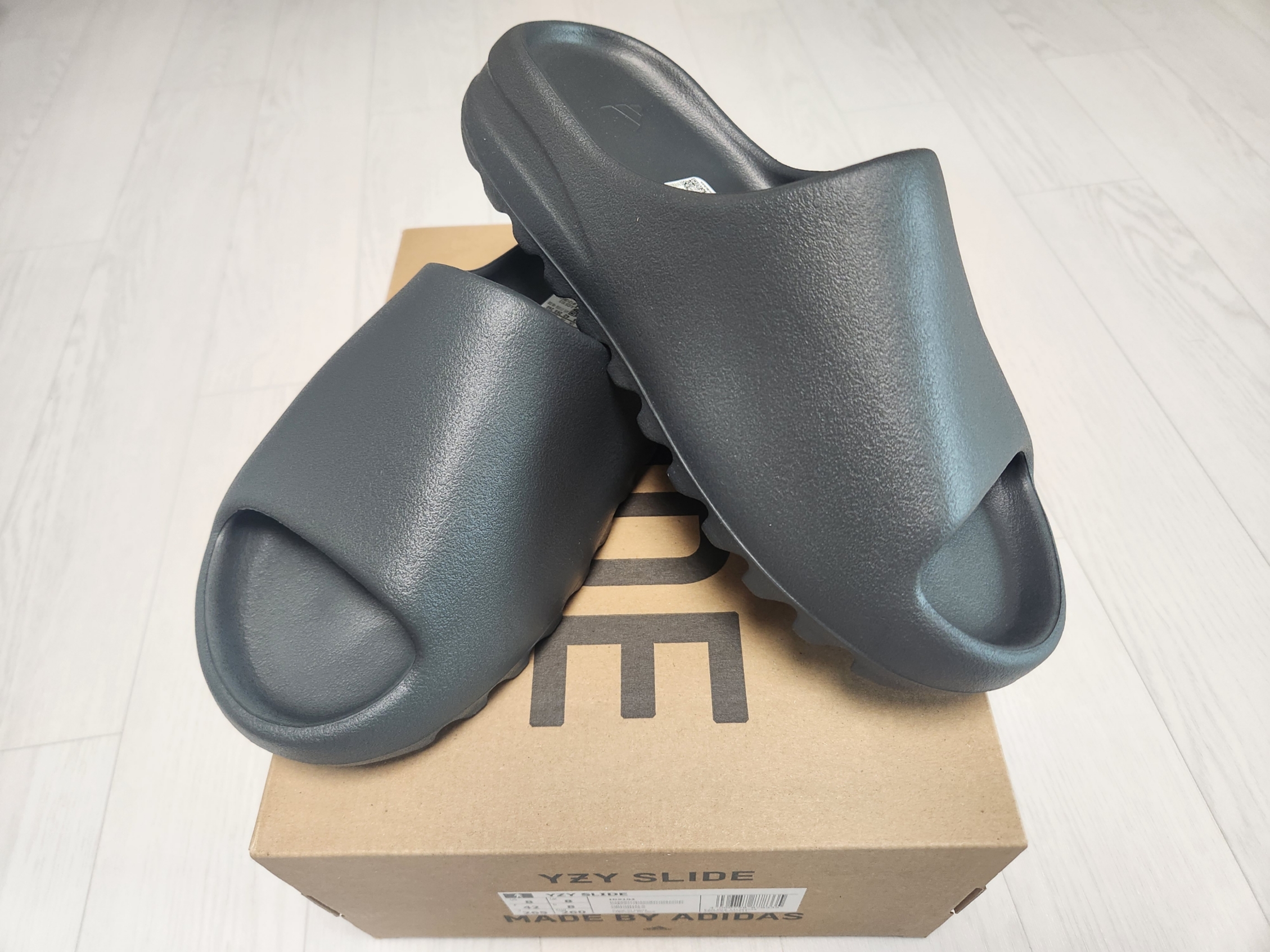 Adidas Yeezy Foam RNNR Onyx, Adidas Yeezy Slide Dark Onyx 2024 착용 스타일 - 2