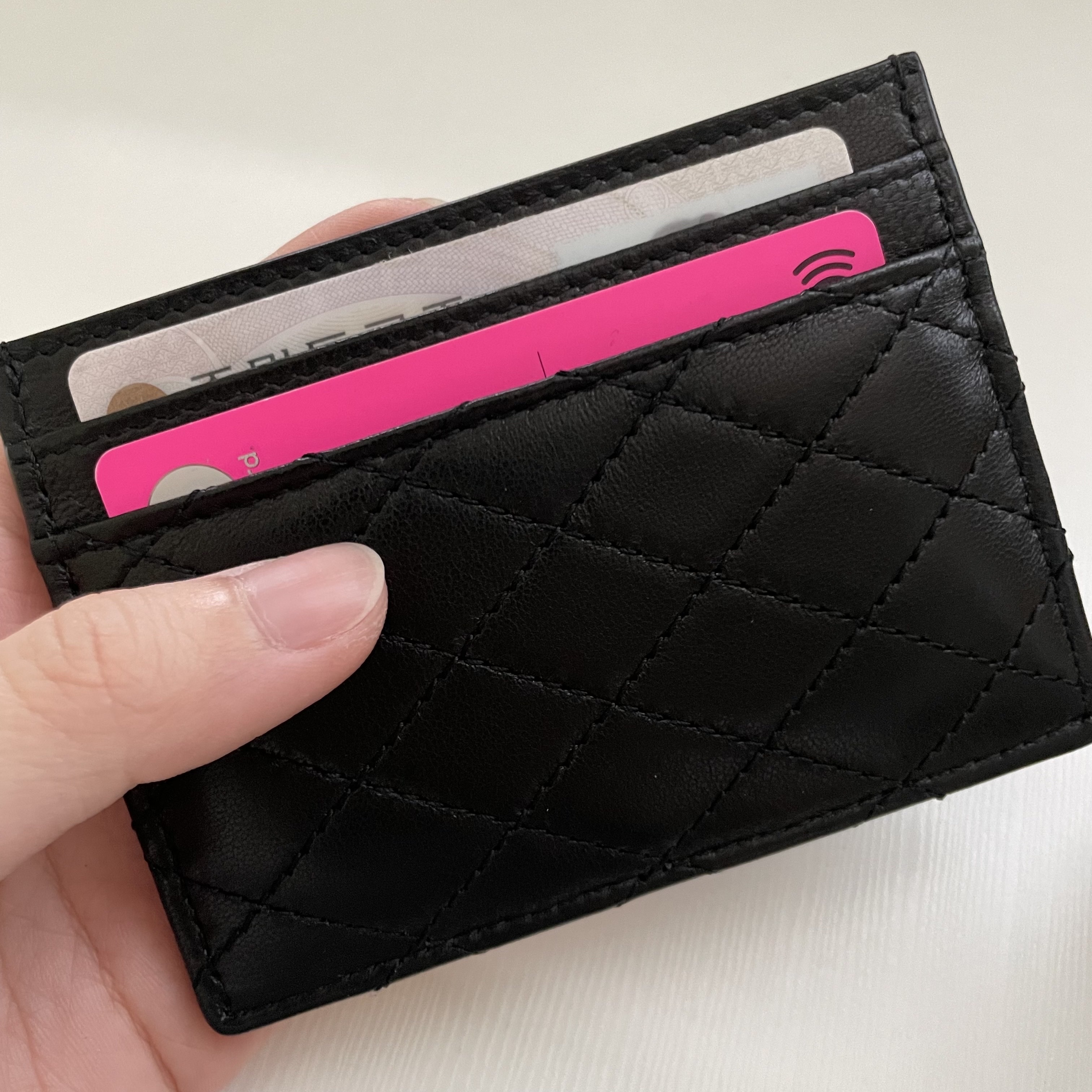 Saint Laurent Gaby Card Case in Quilted Lambskin Black 착용 스타일 - 2