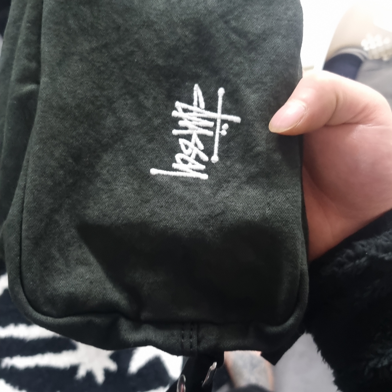 Stussy Canvas Side Pouch Washed Black 착용 스타일 - 2
