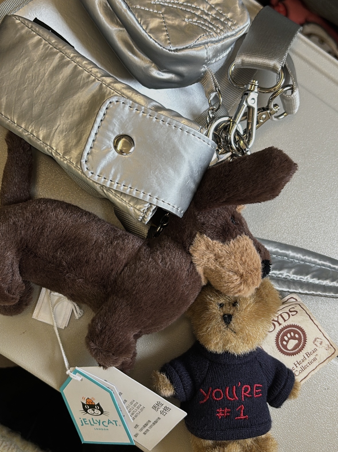 Jellycat Otto Sausage Dog Bag Charm Brown 착용 스타일