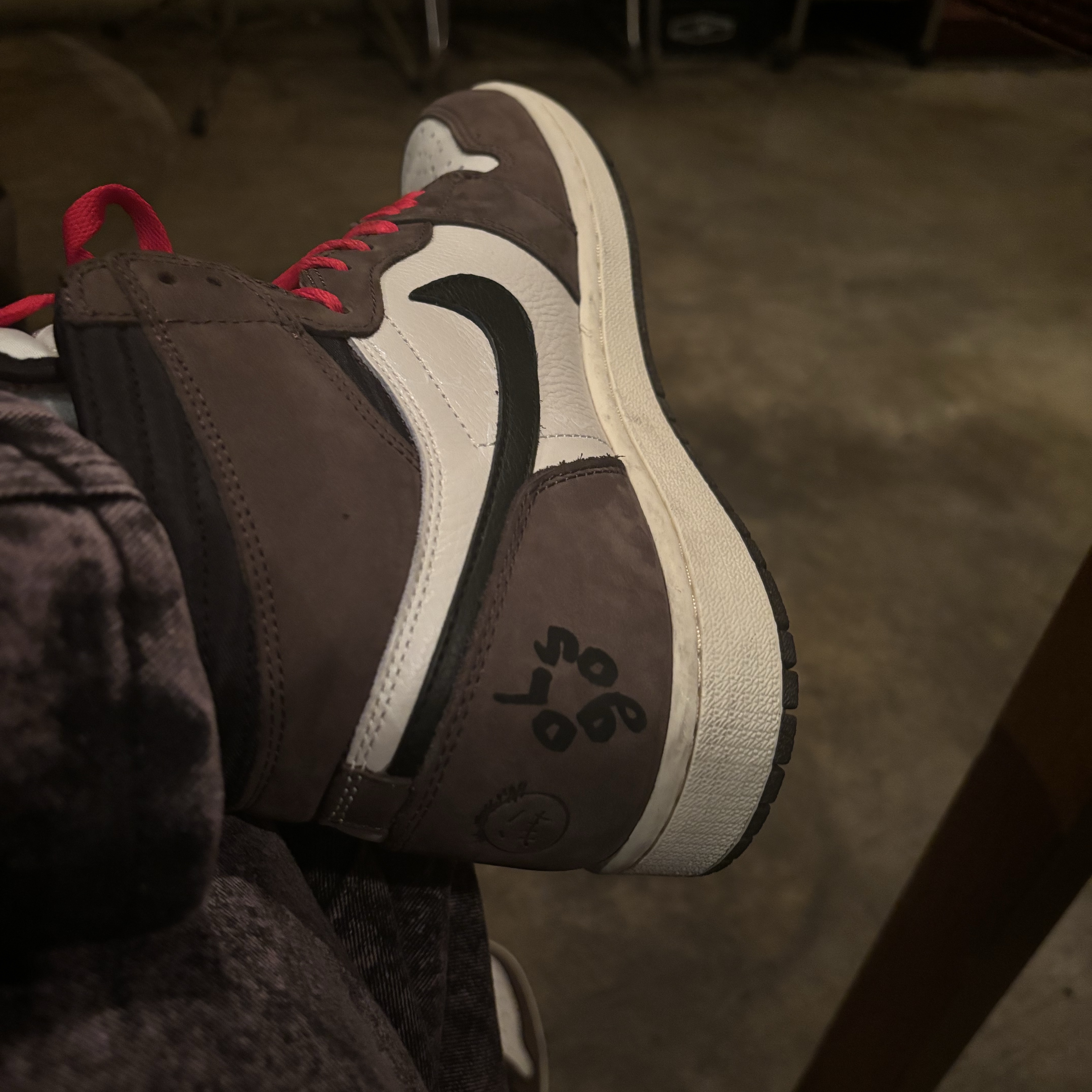 Jordan 1 x Travis Scott Retro High OG SP Mocha 착용 스타일 - 2