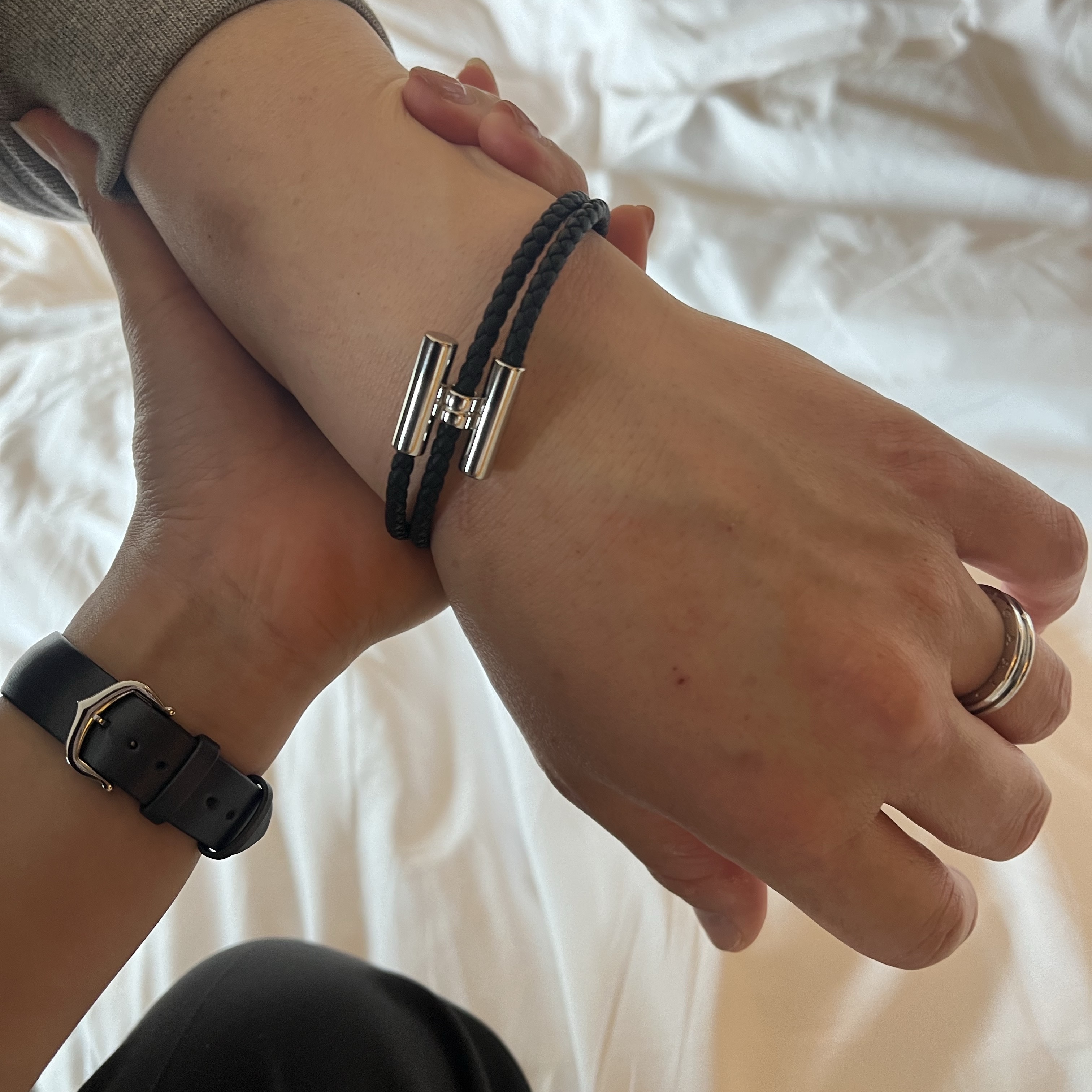 Hermes Tournis Tresse Bracelet Swift Calfskin Palladium & Noir, Cartier Tank Must Watch Small Quartz Diamond-Set Steel Calfskin Black 착용 스타일