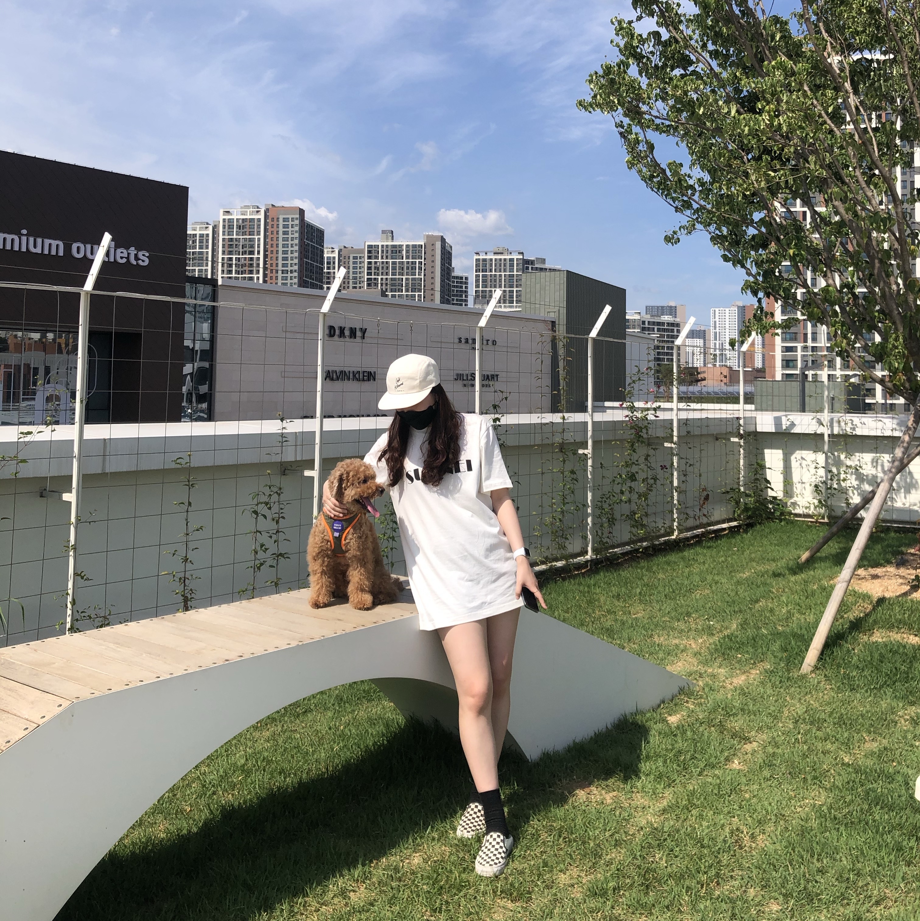 Sunnei Embroidered Big Logo T-Shirt Off White, Vans Classic Slip-On Mule Checkerboard Black White 착용 스타일