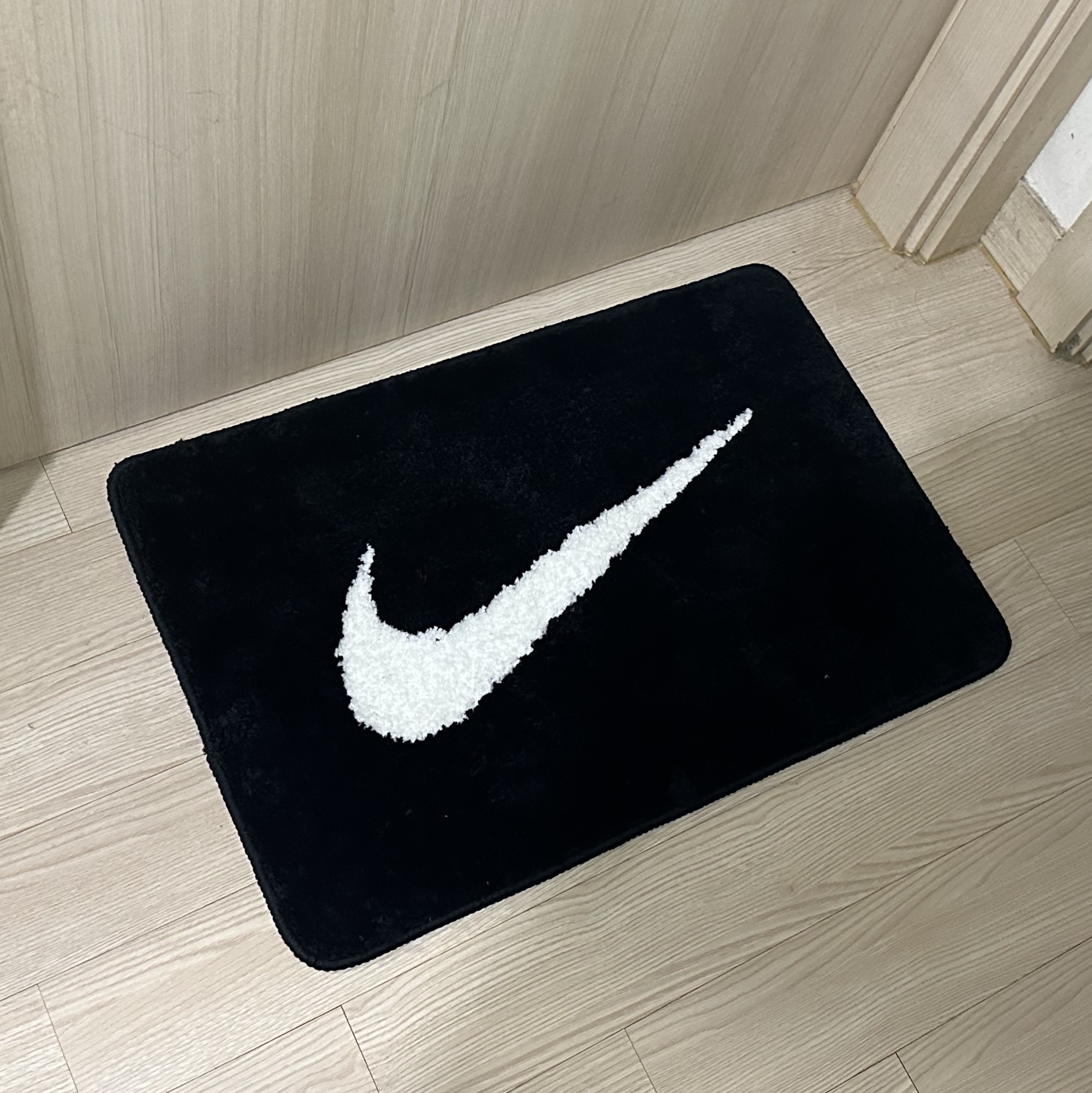 Nike Swoosh Rug Black White 착용 스타일 - 2