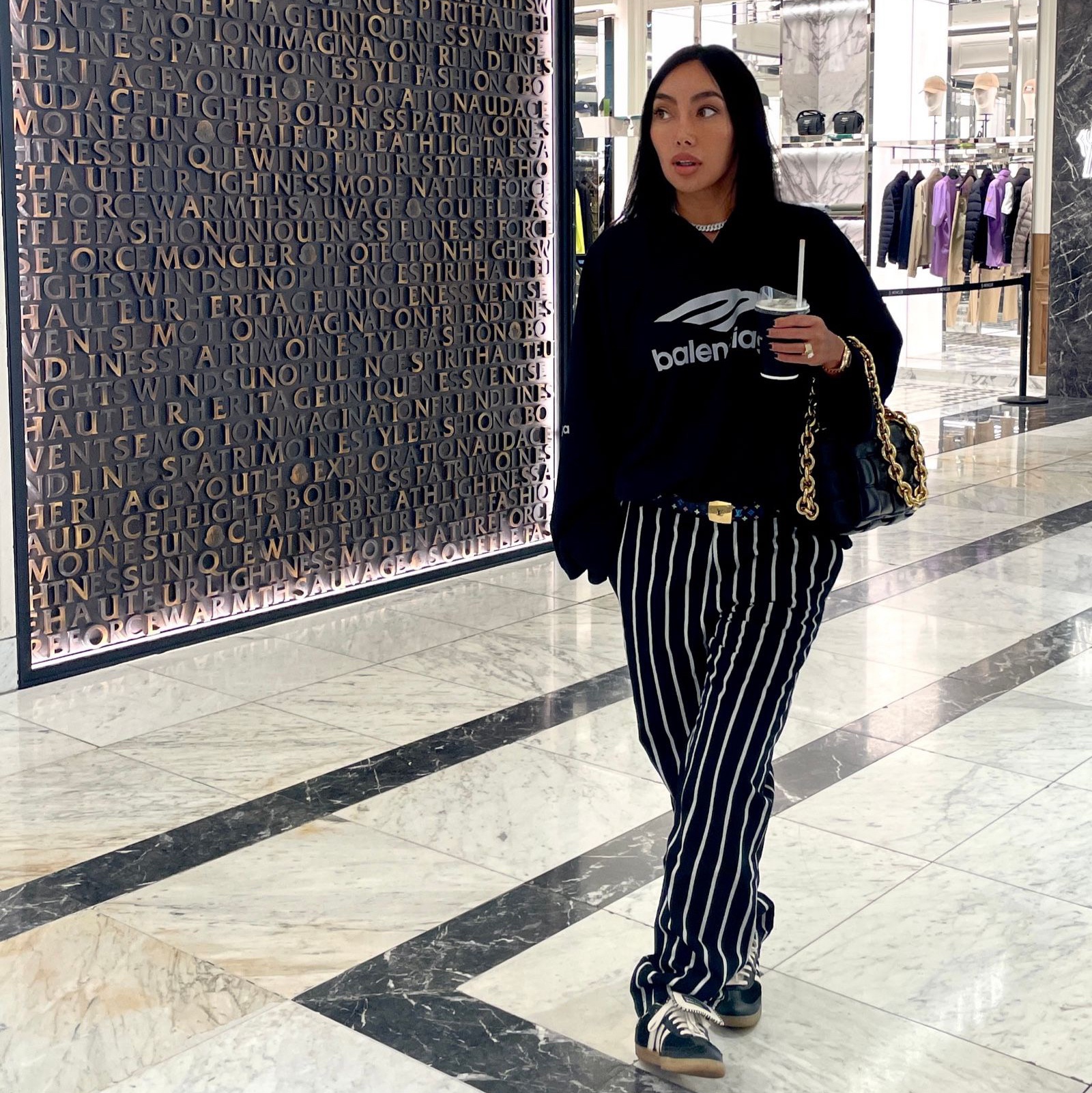 Balenciaga Skiwear 3B Sports Icon Ski Long Sleeve T-Shirt Large Fit Black, Bottega Veneta Leather Chain Cassette Black 착용 스타일