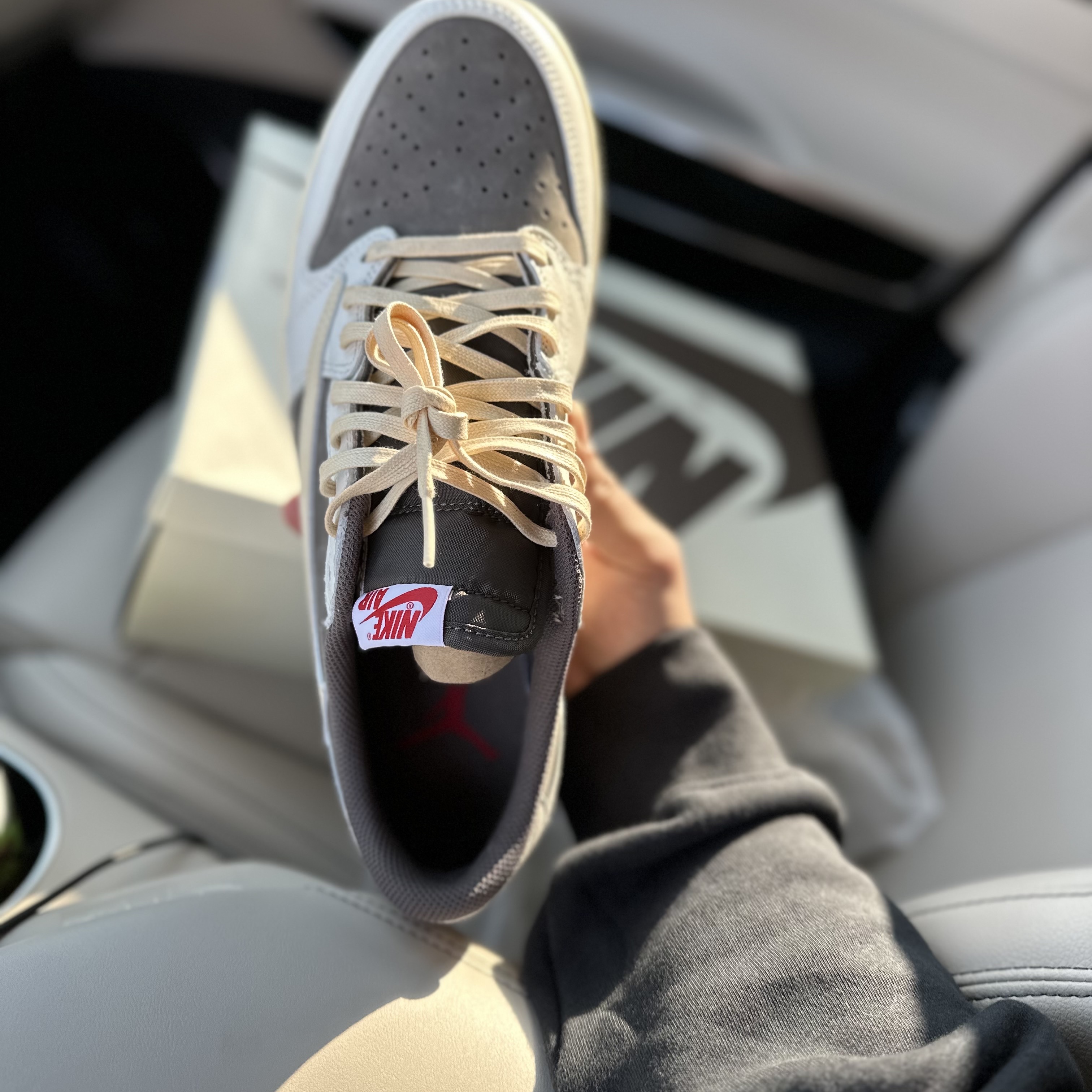 Jordan 1 x Travis Scott Retro Low OG SP Sail and Ridgerock 착용 스타일 - 1