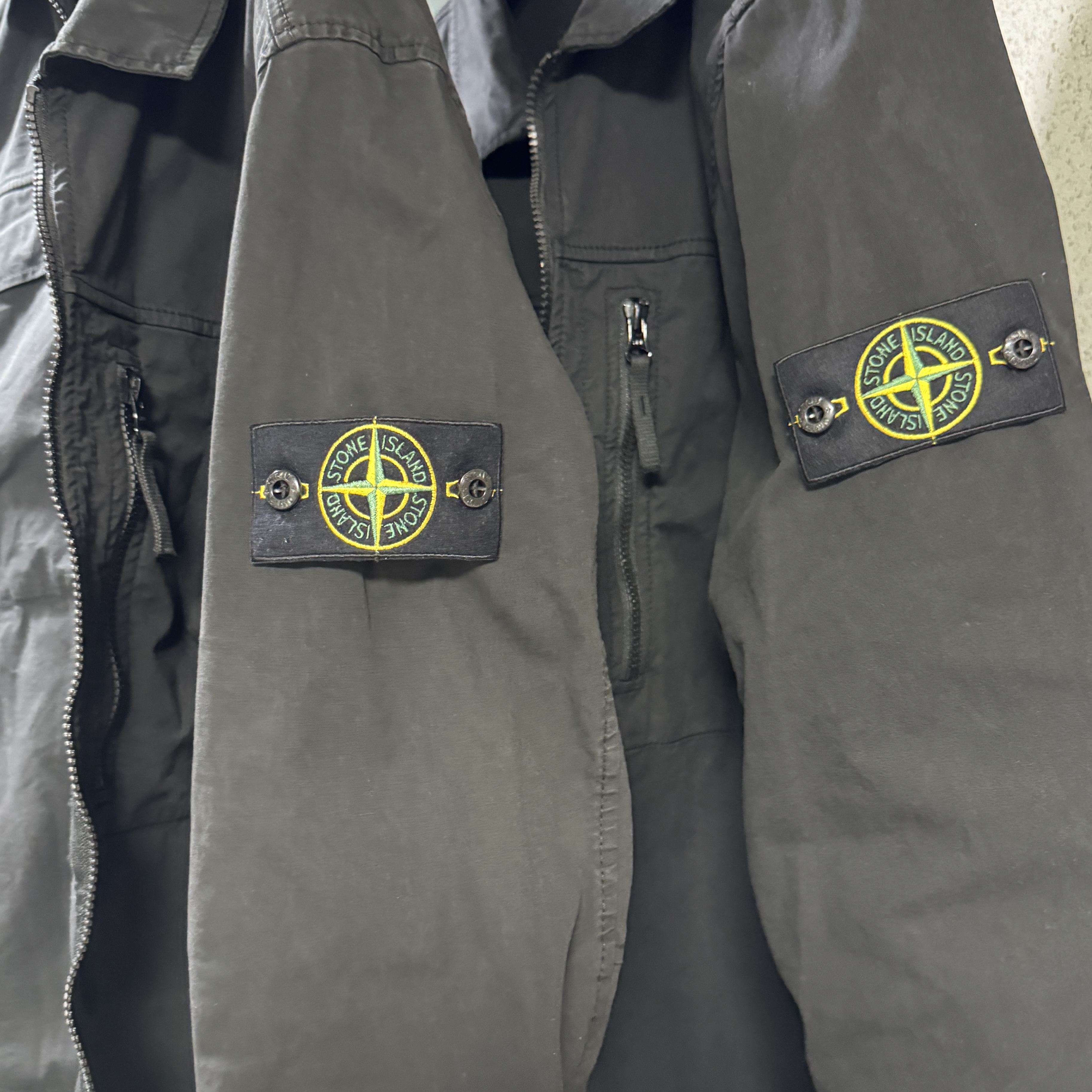 Stone Island 10210 Supima Cotton Twill Stretch-TC Overshirt Black - 24SS 착용 스타일