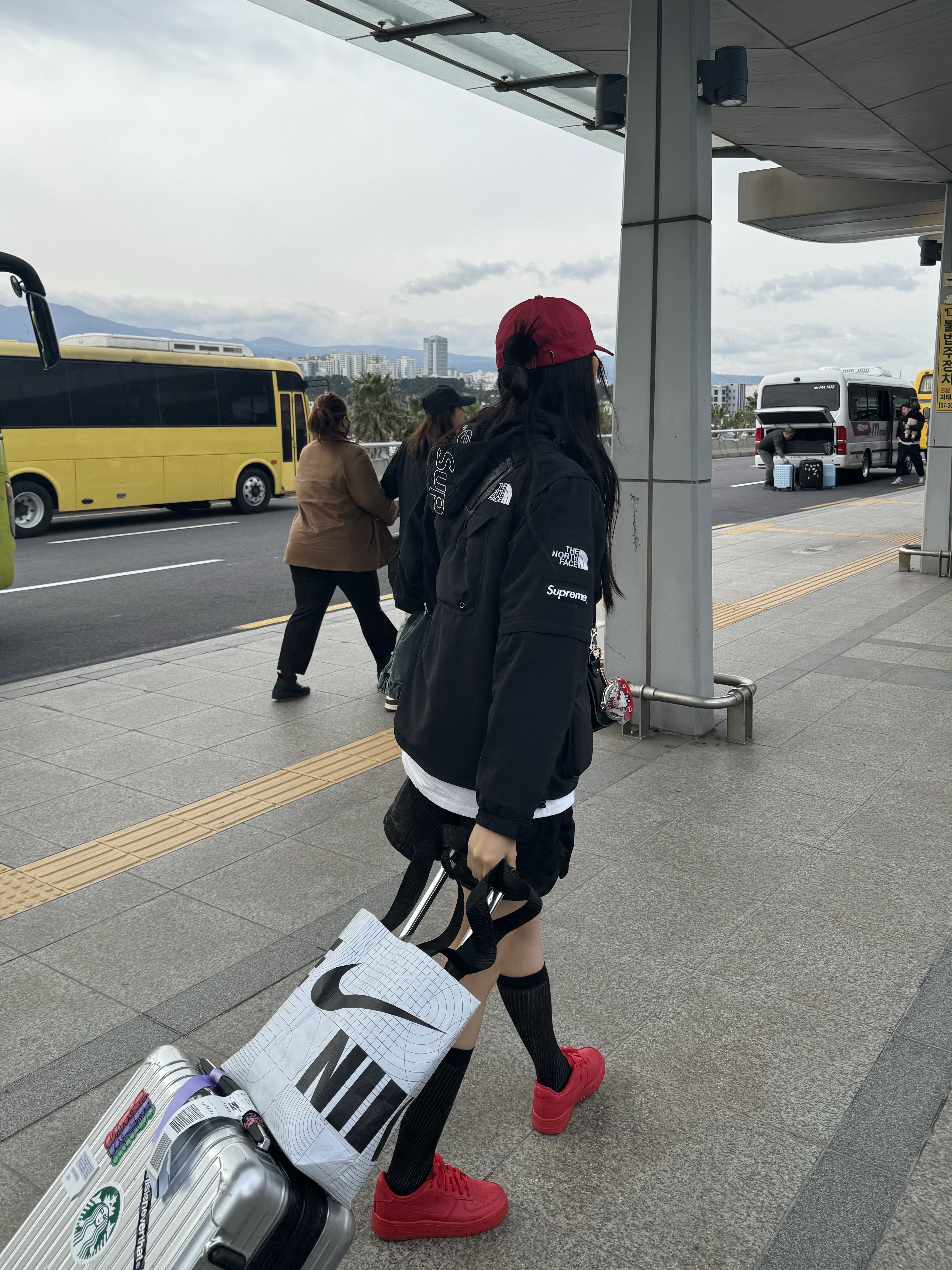 Nike Air Force 1 '07 LV8 Low 1 Triple Red, Supreme x The North Face Trekking Convertible Jacket Black - 22SS 착용 스타일