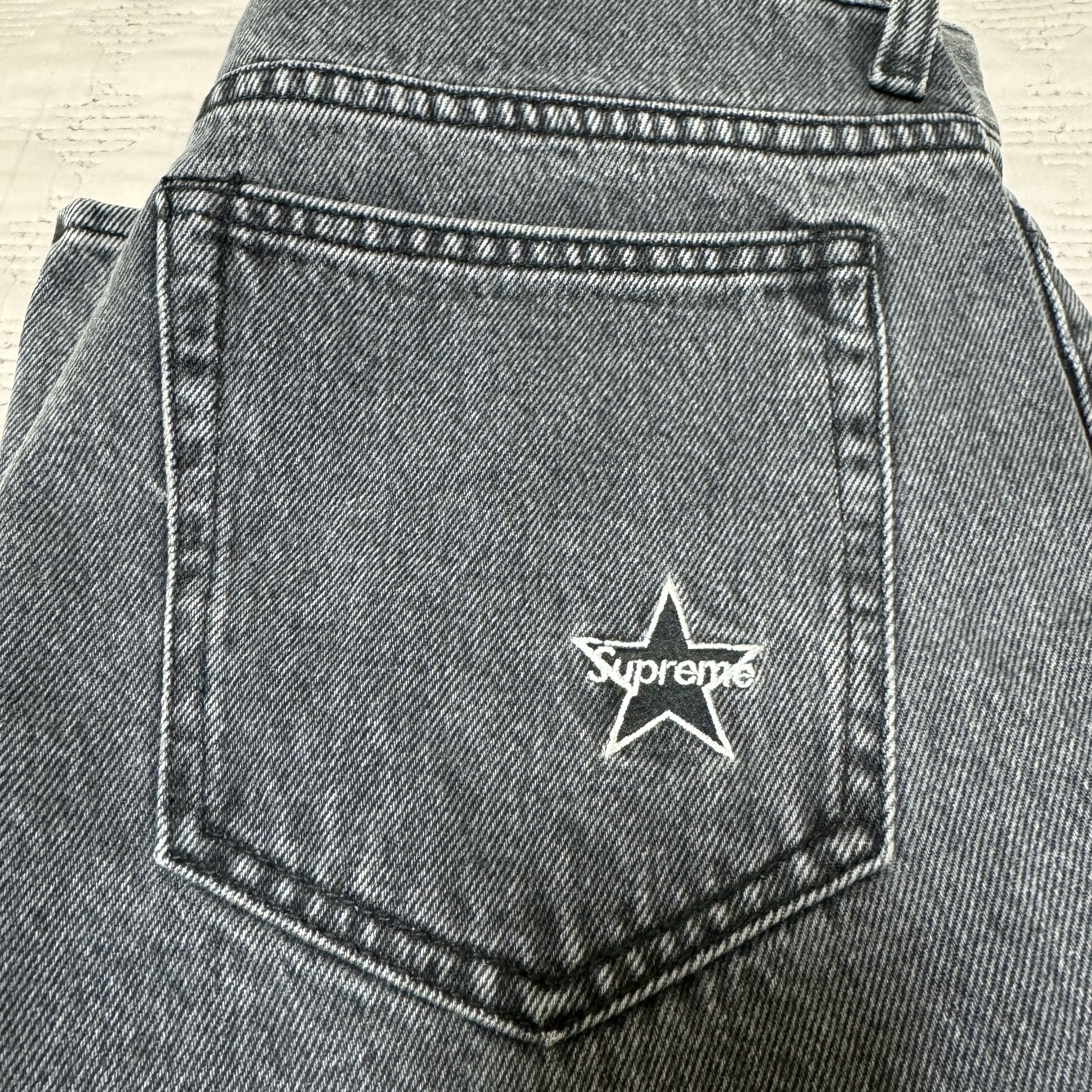 Supreme Regular Jean Black - 24SS 착용 스타일