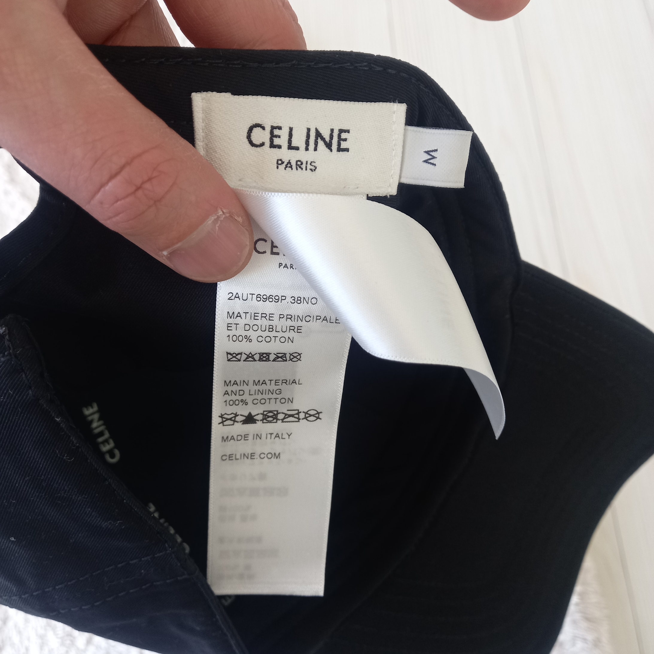 (W) Celine Triomphe Baseball Cap in Cotton Black 착용 스타일 - 5