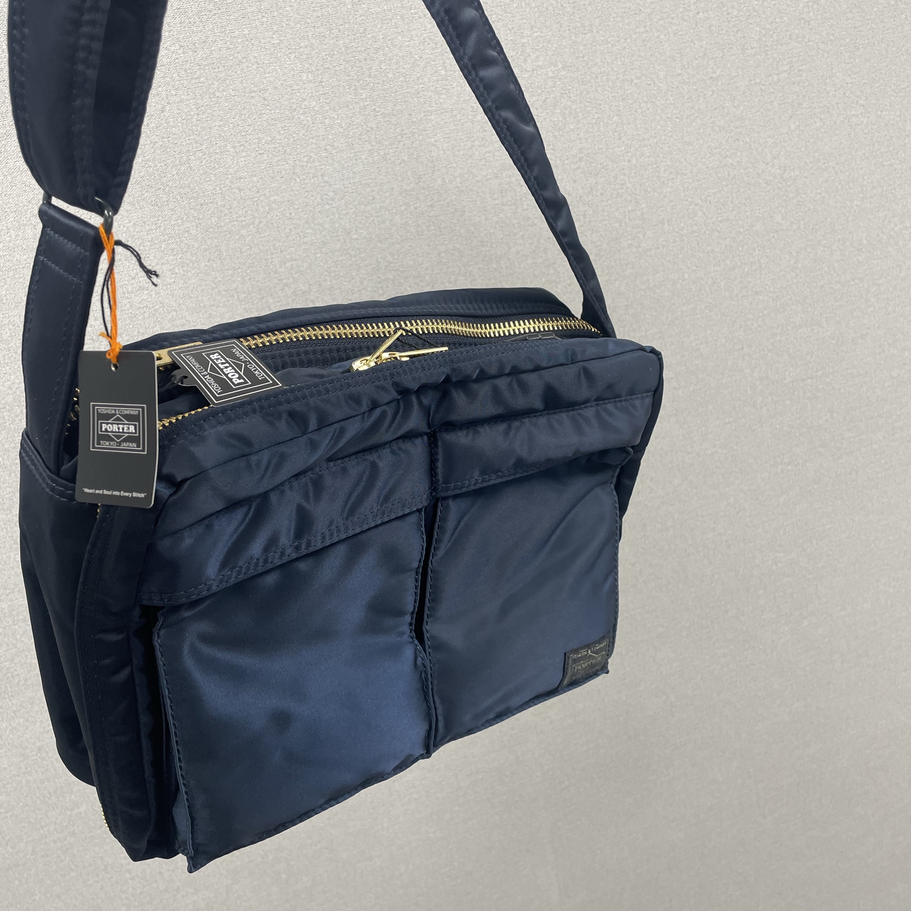 Porter Tanker Shoulder Bag L Iron Blue 착용 스타일 - 1
