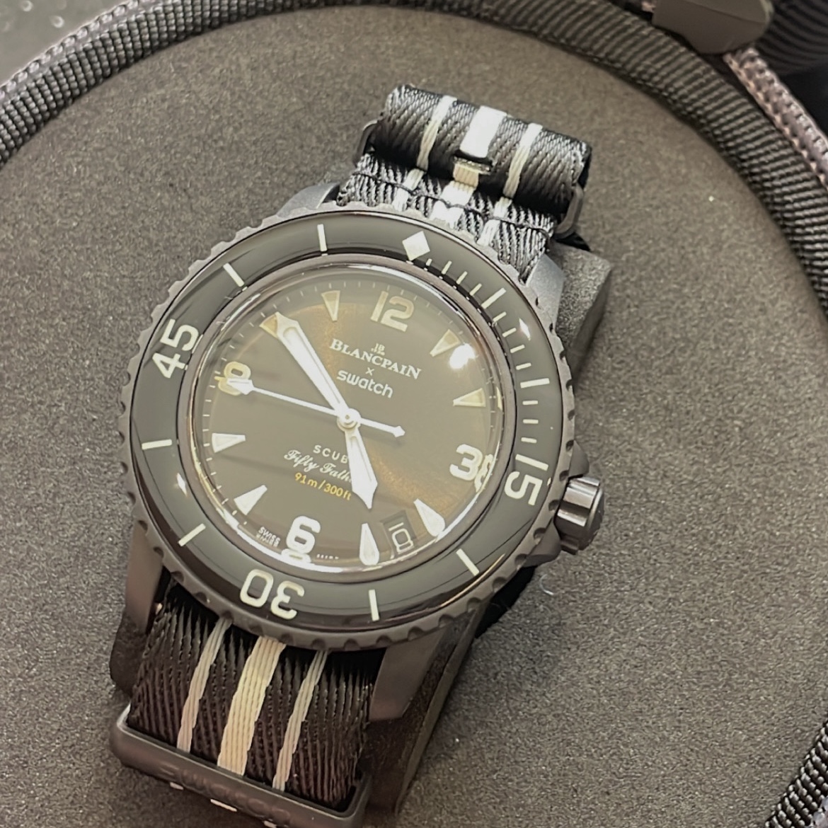 Swatch x Blancpain Bioceramic Ocean of Storms 착용 스타일