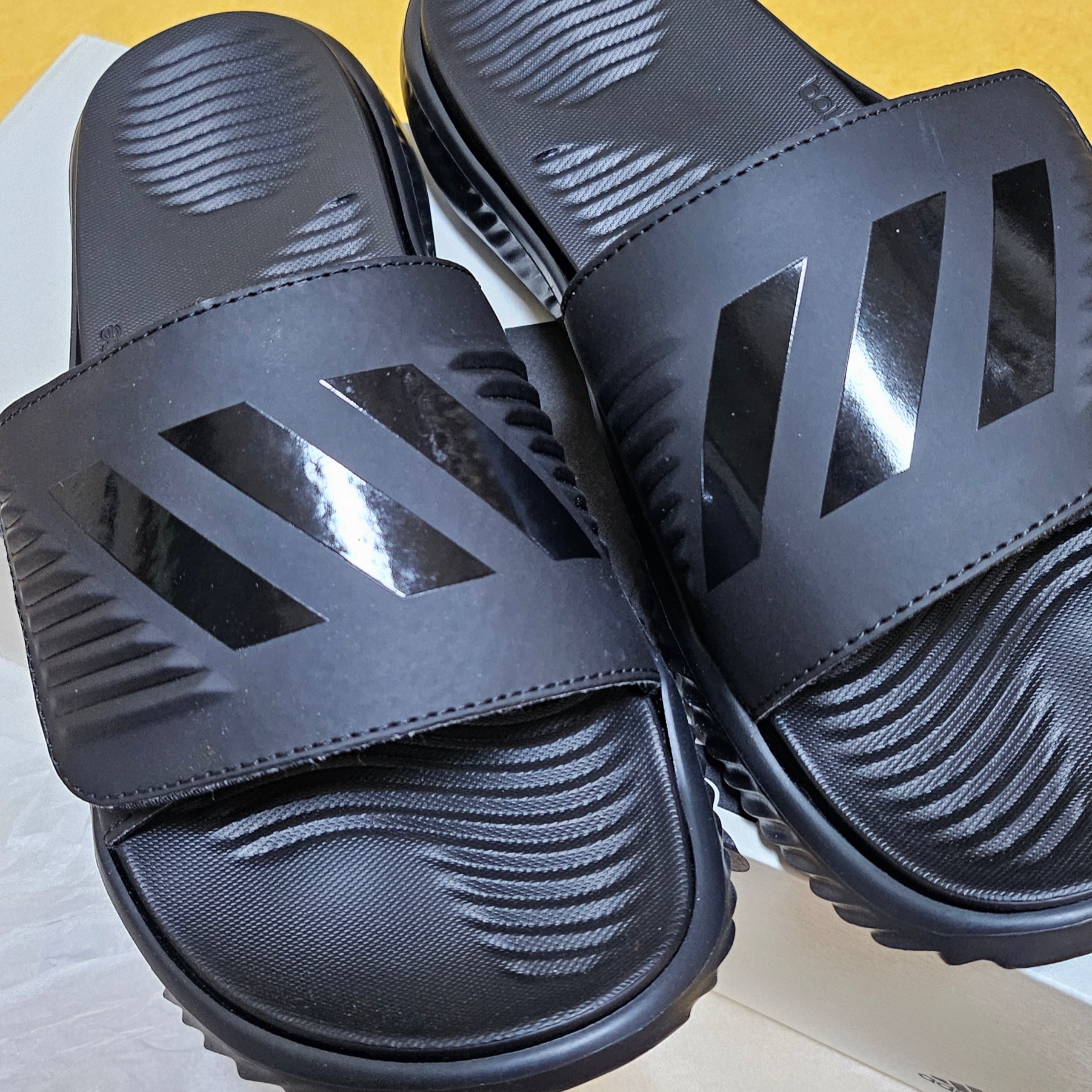 Adidas Alphabounce Slide Triple Black 착용 스타일