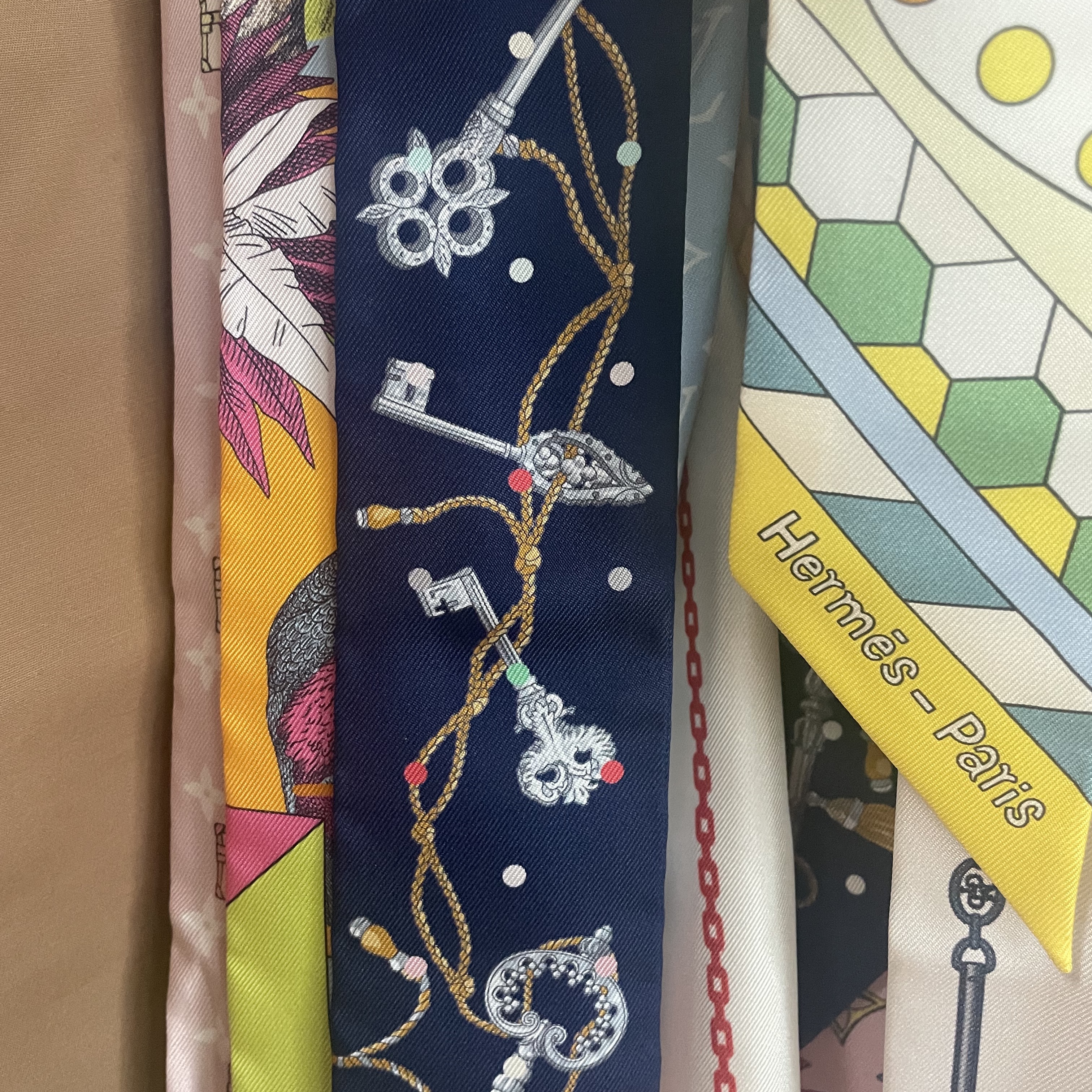 (W) Hermes Les Cles a Pois Twilly Marine Gris Argent Multicolore 착용 스타일