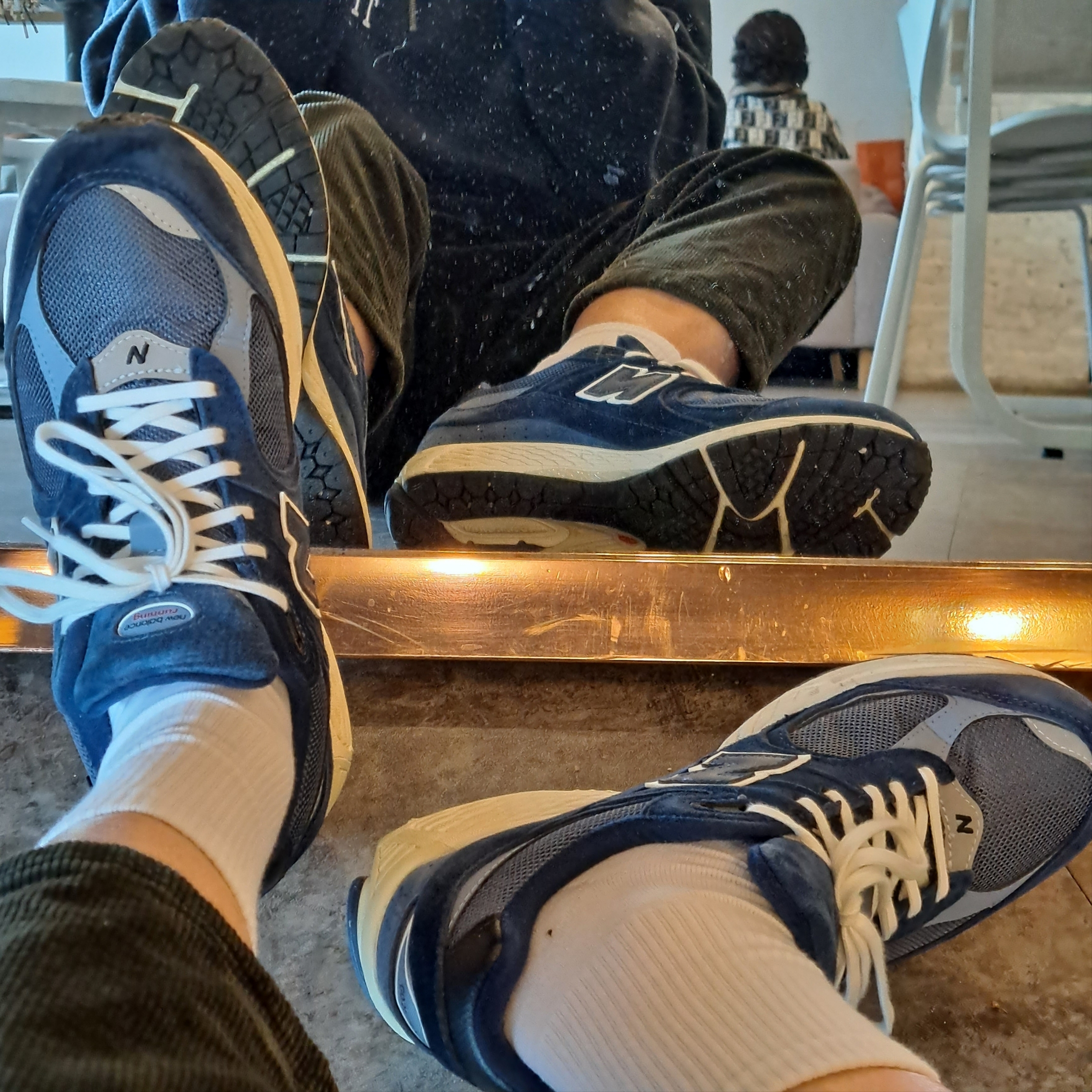 New Balance 2002R Gore-Tex Navy Arctic Grey 착용 스타일 - 1