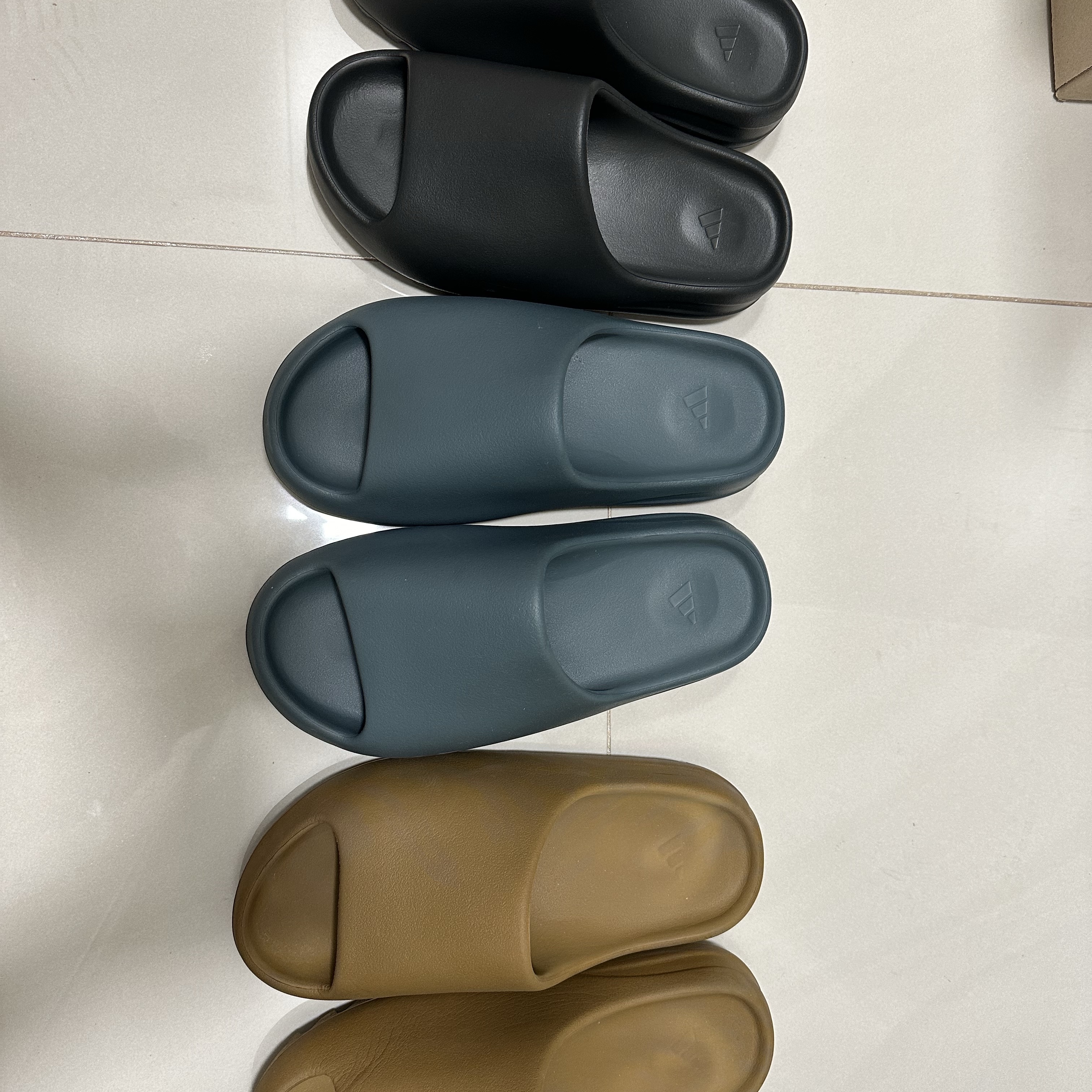 Adidas Yeezy Slide Ochre, Adidas Yeezy Slide Slate Marine 착용 스타일 - 2