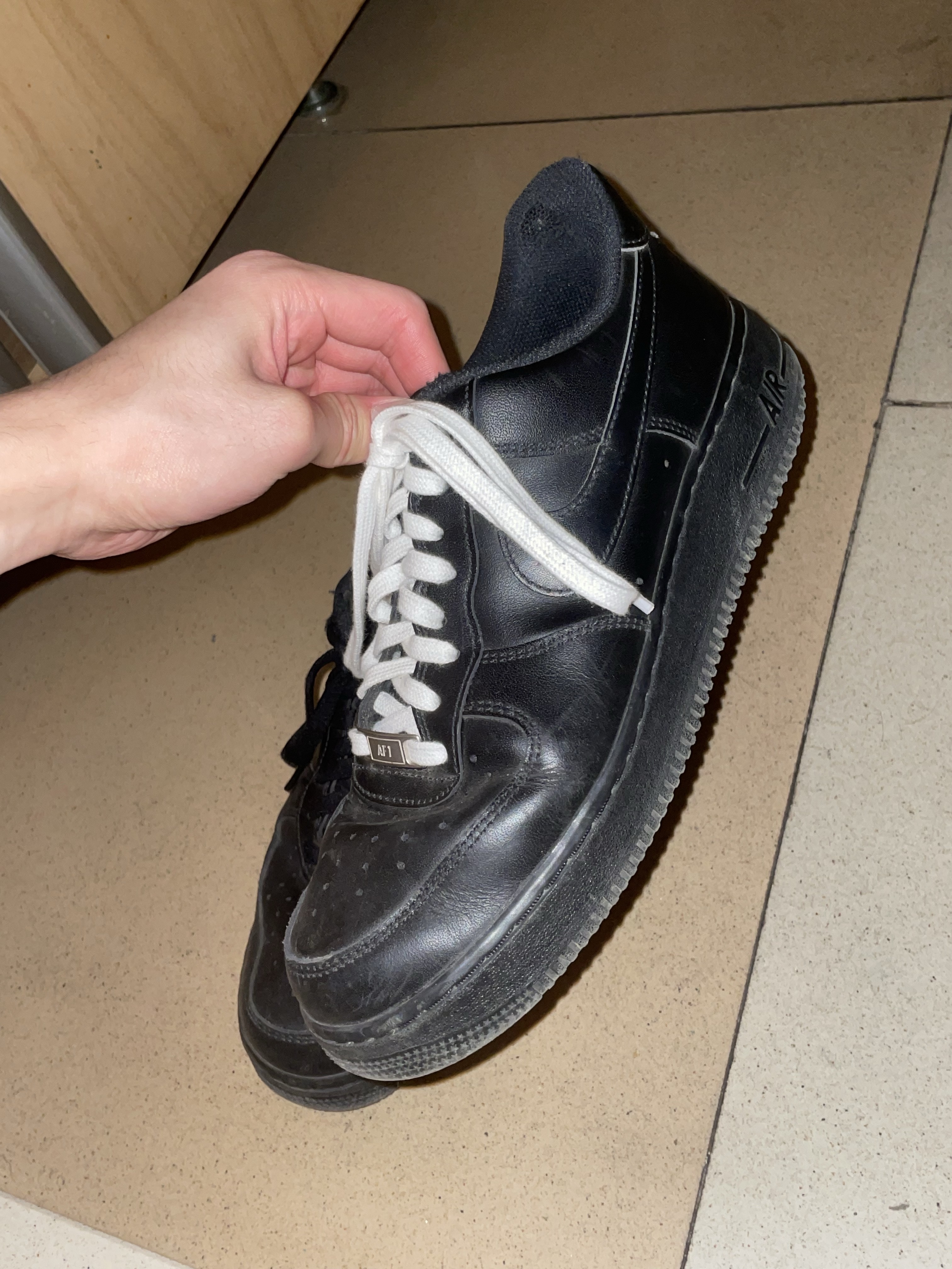 Nike Air Force 1 '07 Low Triple Black 착용 스타일 - 3