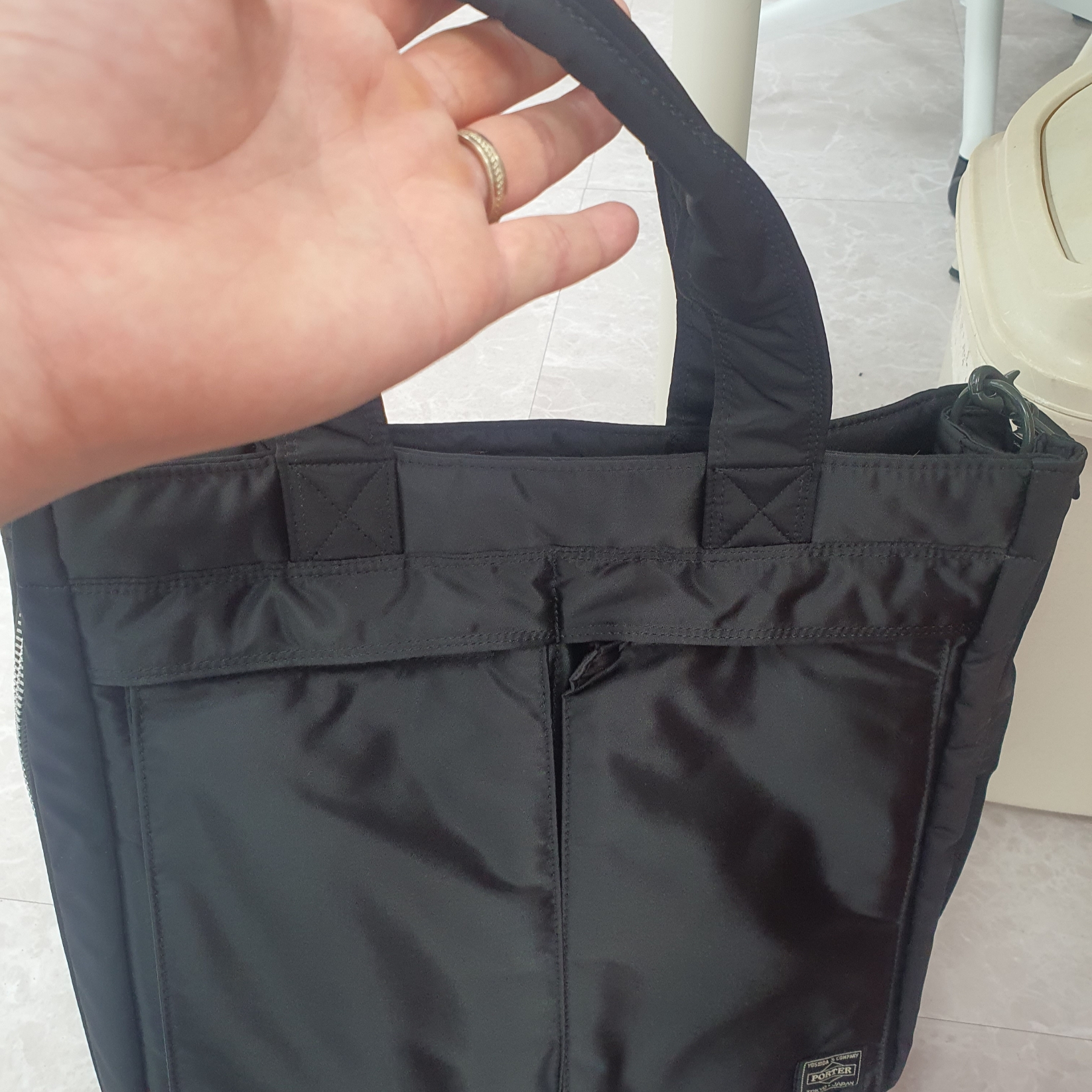 Porter Tanker 2Way Tote Bag Black 착용 스타일 - 1