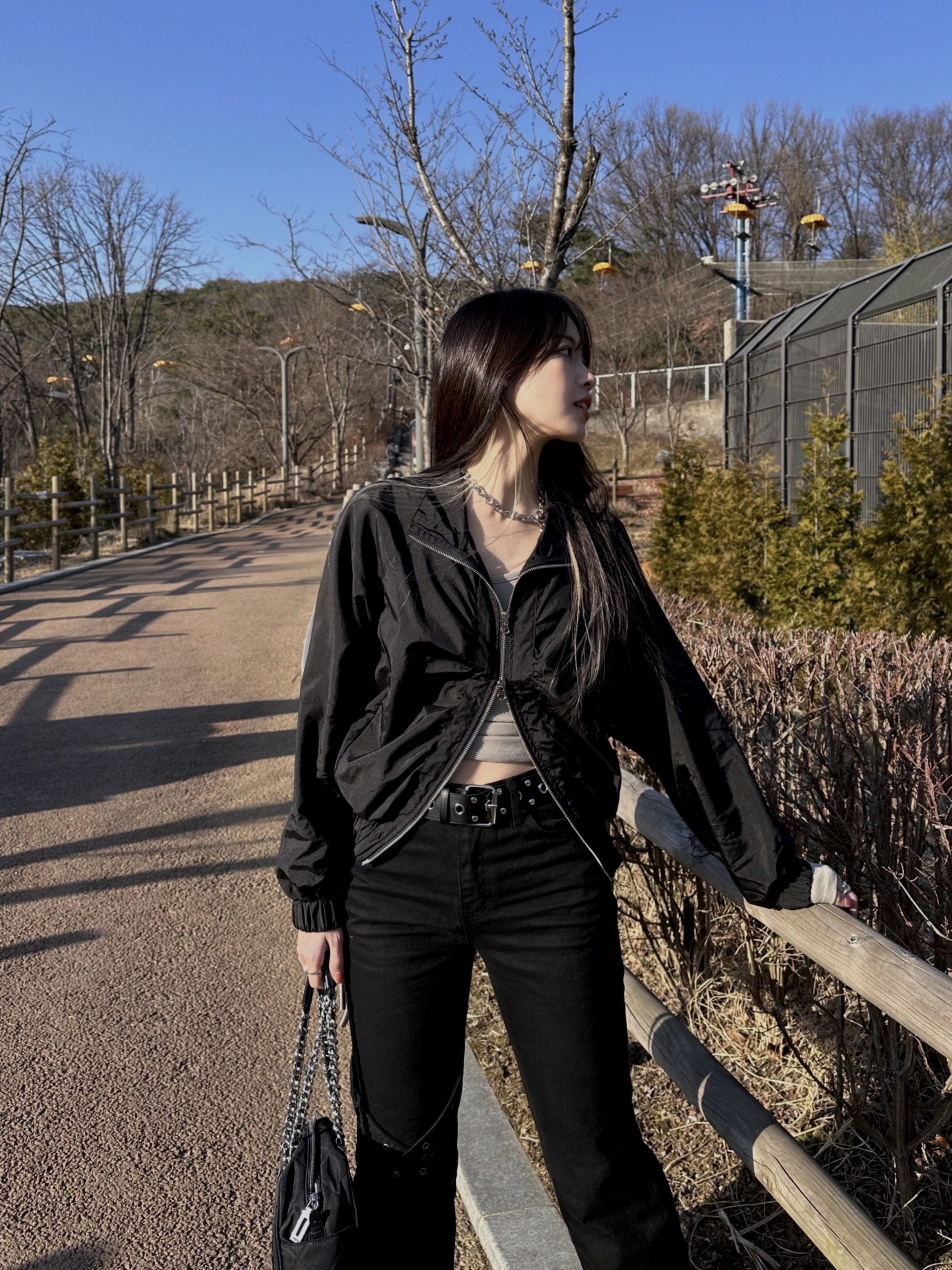 Prada Nylon Quilted Chain Mini Shoulder Bag Black 착용 스타일 - 2
