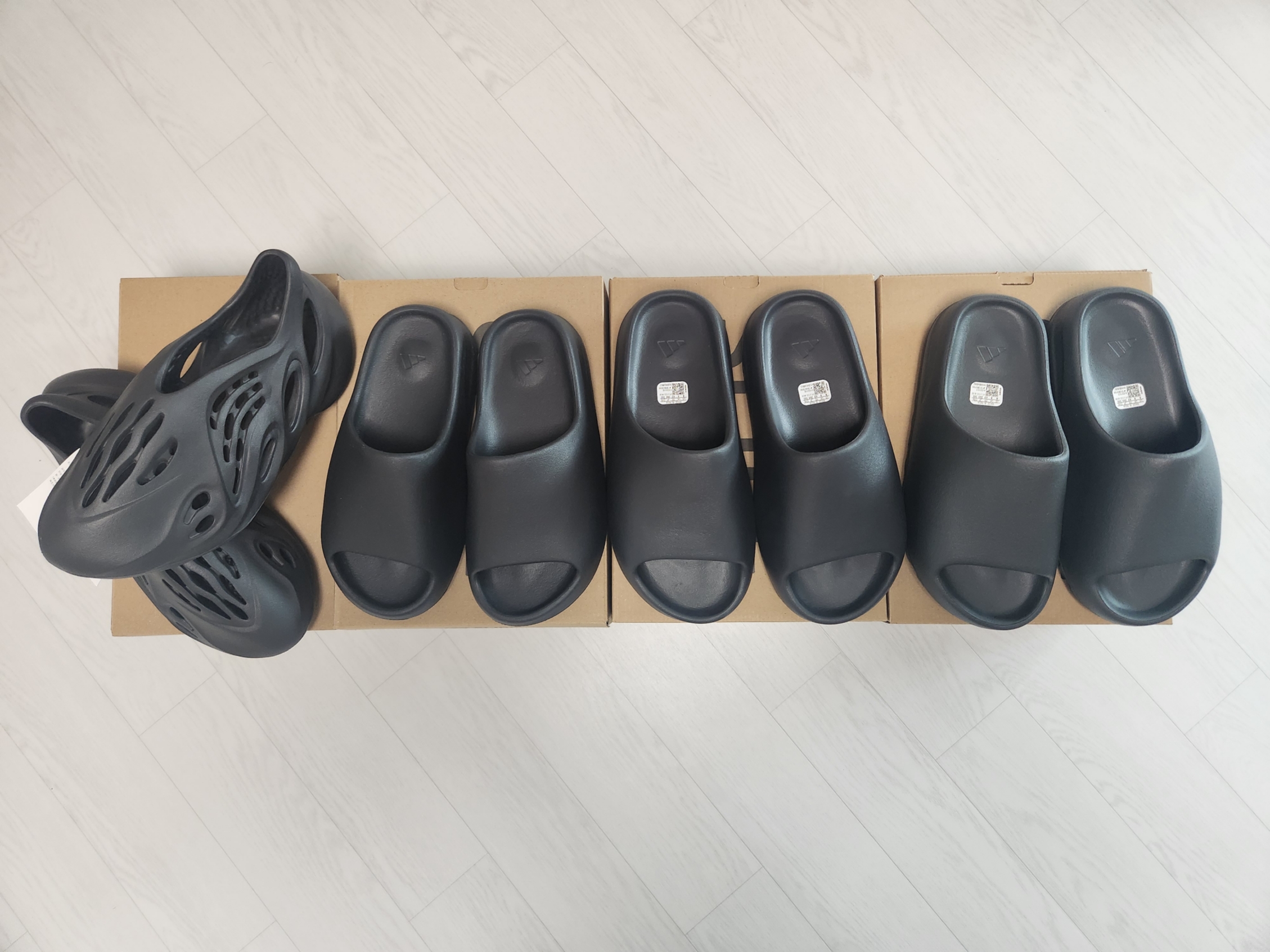Adidas Yeezy Foam RNNR Onyx, Adidas Yeezy Slide Dark Onyx 2024 착용 스타일 - 1
