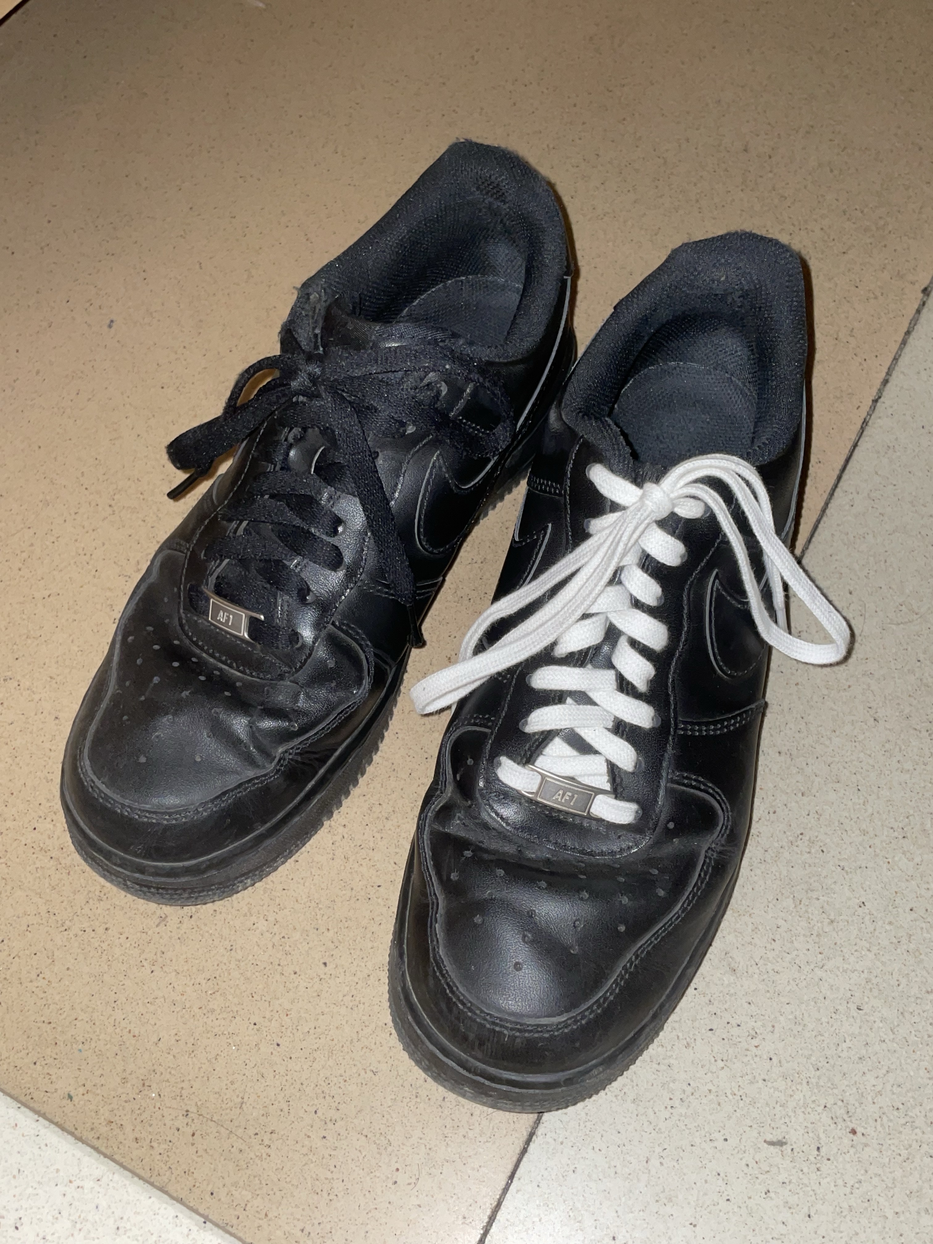 Nike Air Force 1 '07 Low Triple Black 착용 스타일 - 2