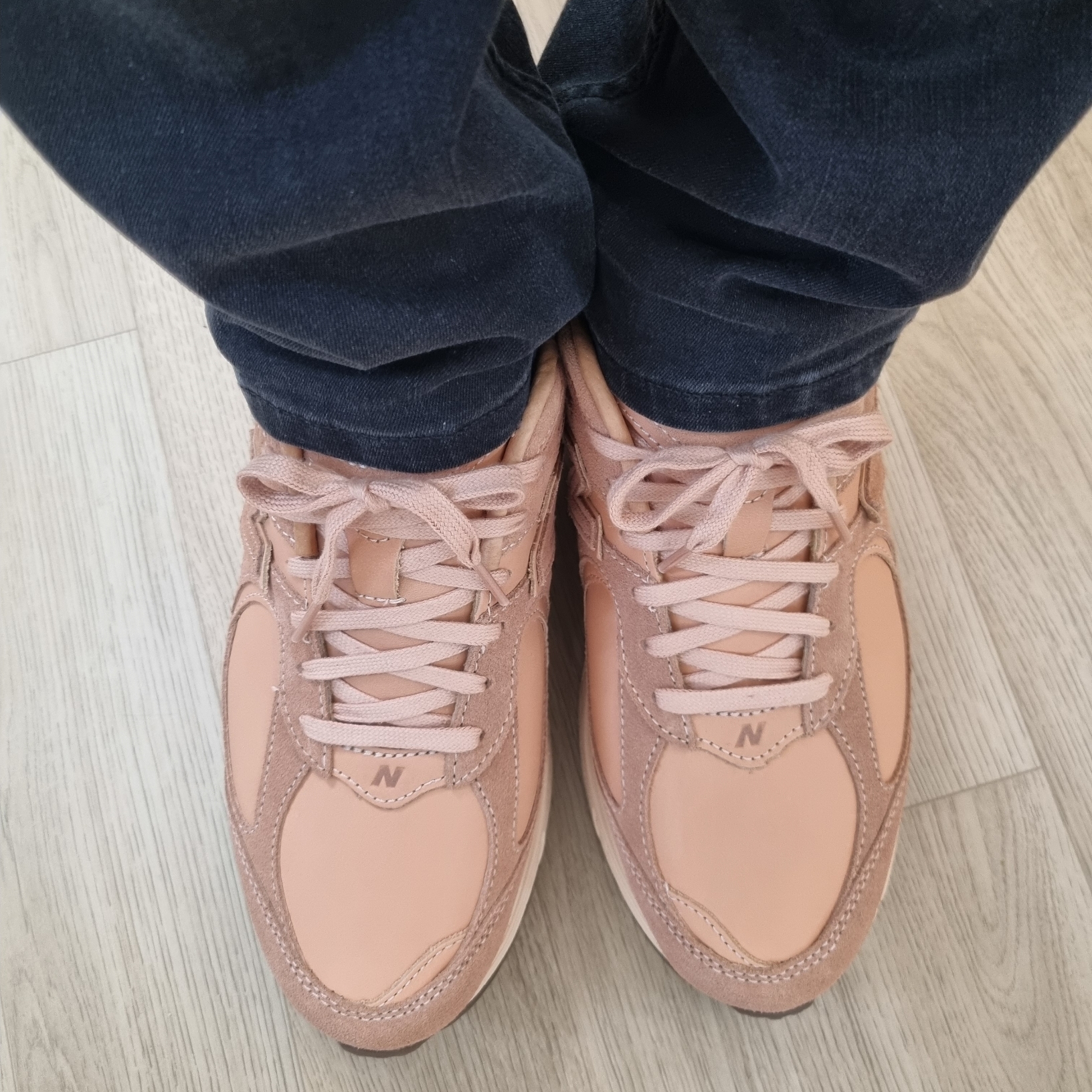 New Balance 2002R Premium Leather Pack Toast 착용 스타일 - 3