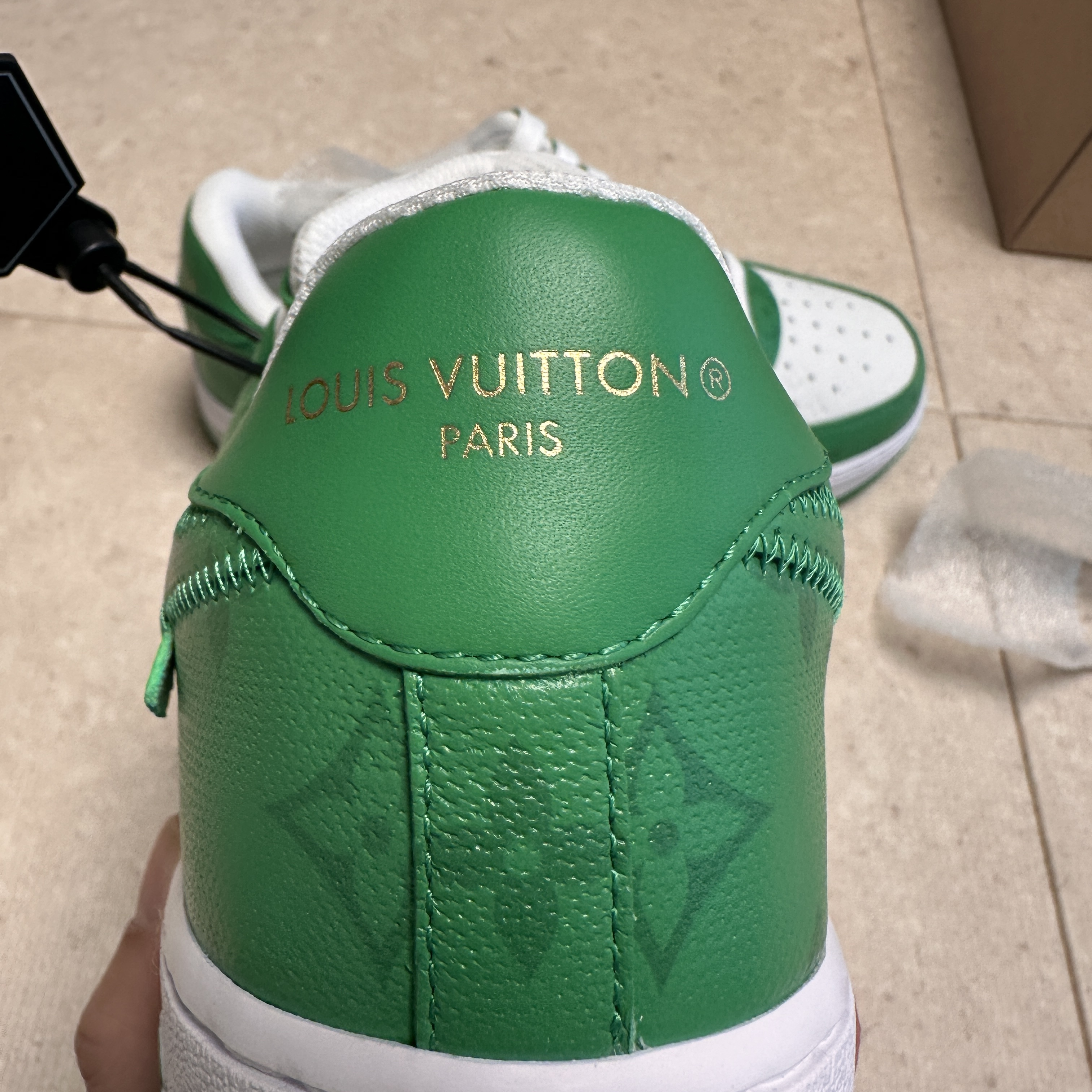 Louis Vuitton x Nike Air Force 1 Low by Virgil Abloh White Gym Green 착용 스타일 - 3