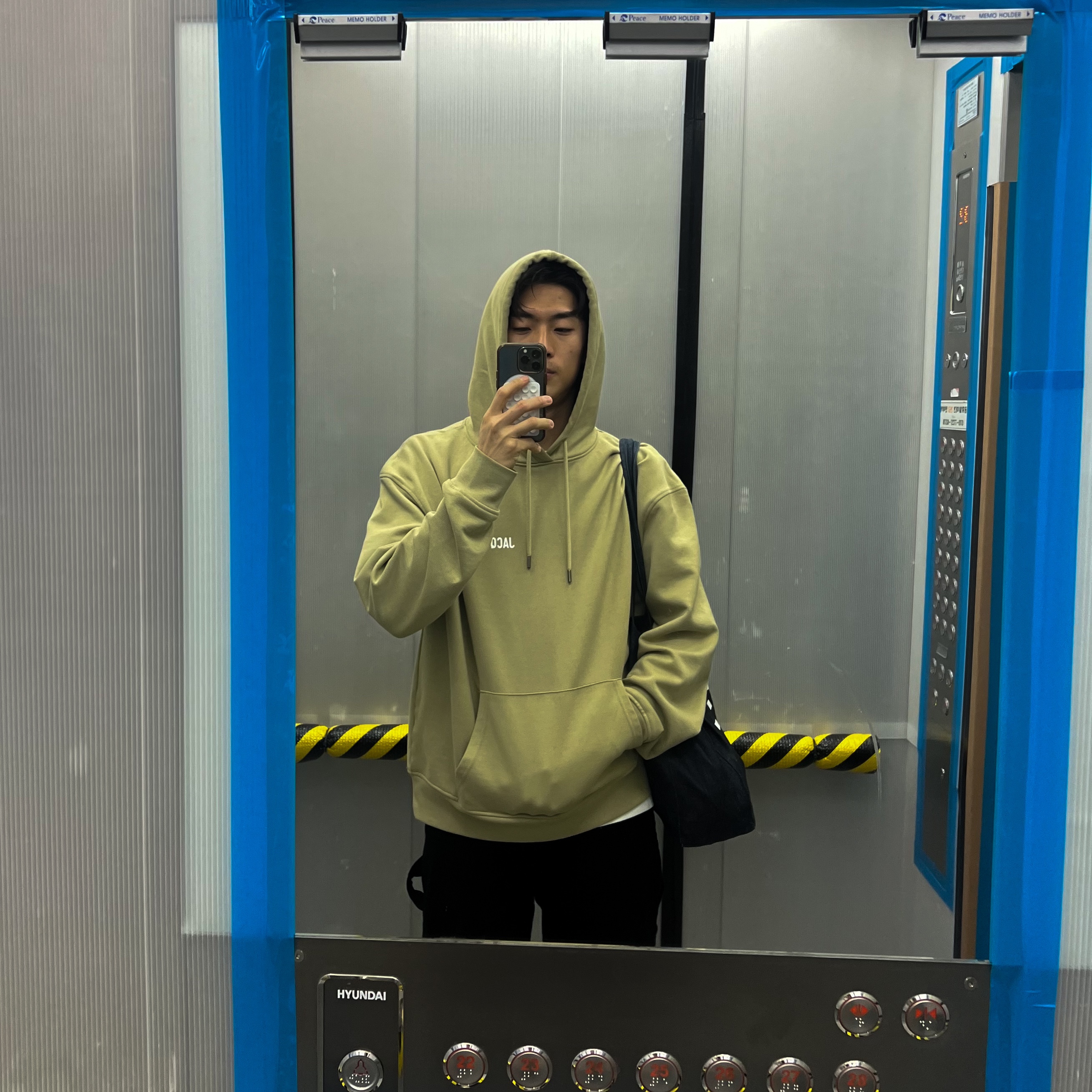 Nike Air Max Plus OG Scarab, Jacquemus Le Sweatshirt Jacquemus Hooded Sweatshirt Light Khaki 착용 스타일 - 2