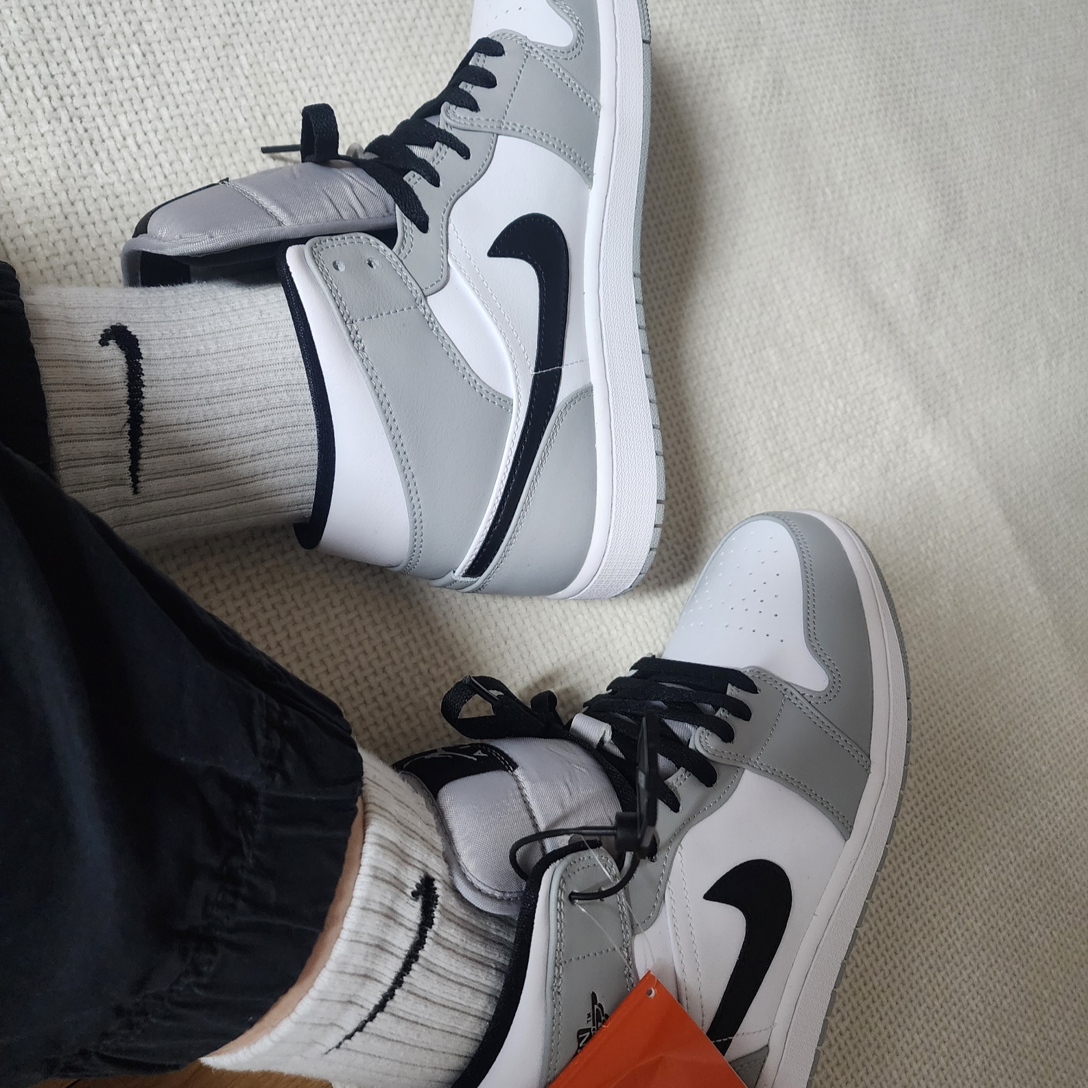 Jordan 1 Mid Light Smoke Grey 착용 스타일 - 4