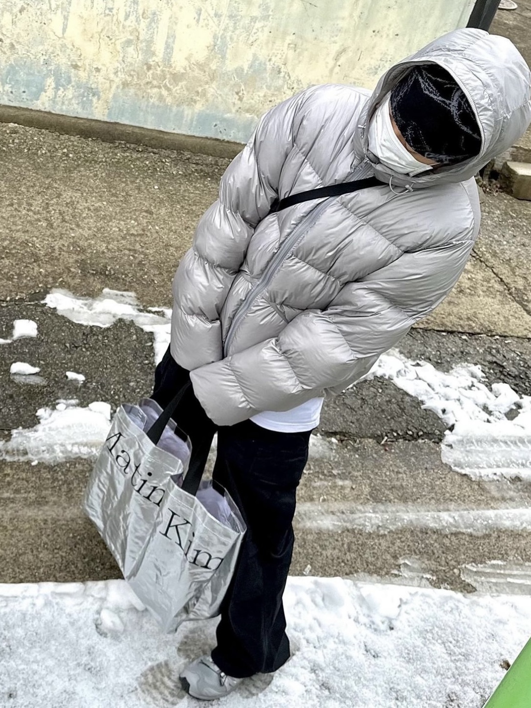 Matin Kim Matin Tarpaulin Shopper Bag Silver 착용 스타일 - 2