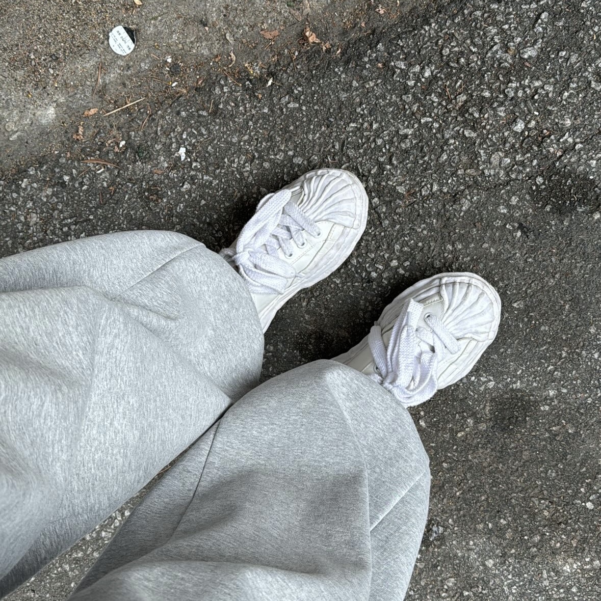 Maison Mihara Yasuhiro Blakey OG Sole Leather Low-top Sneakers White 착용 스타일